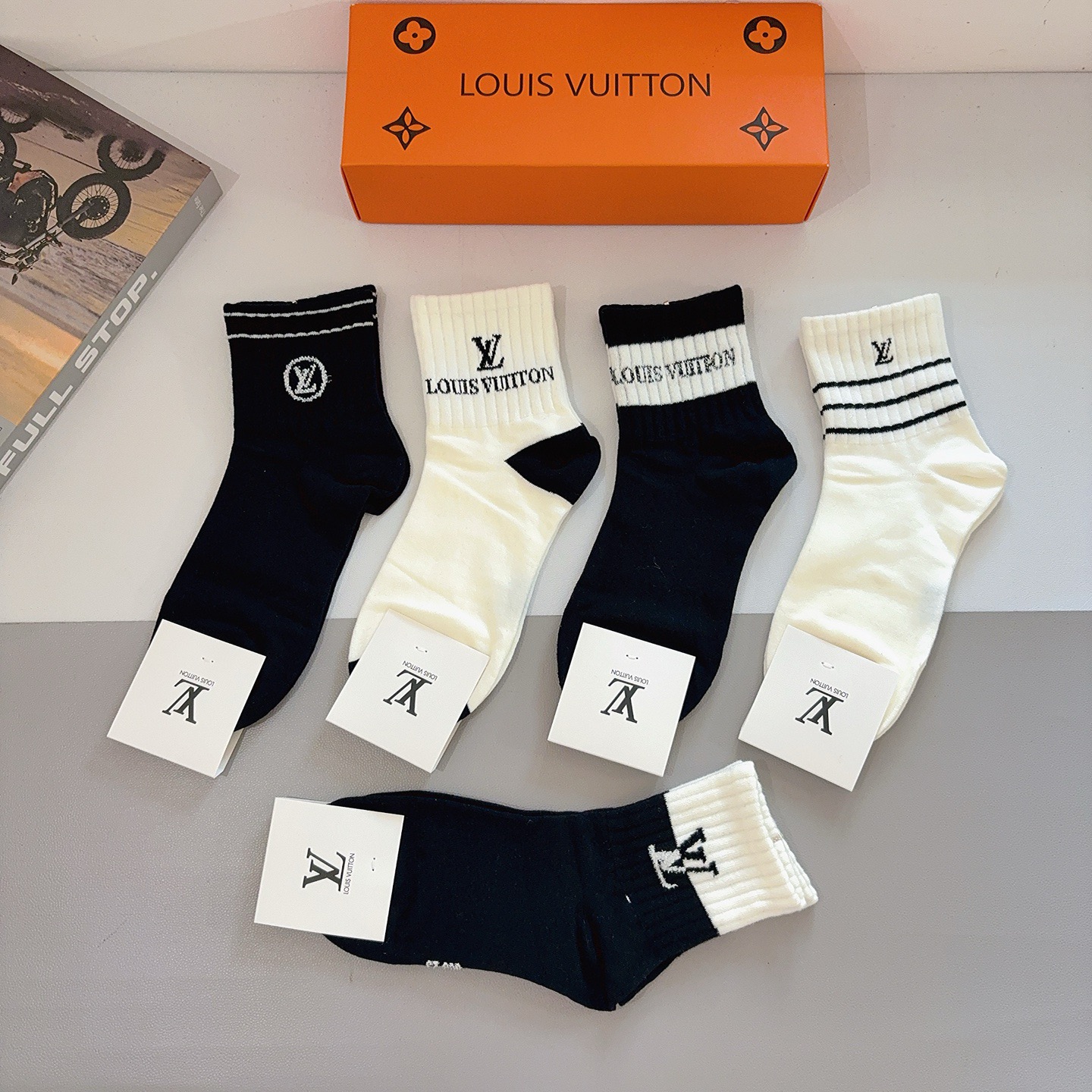 配包装（一盒5双） 🌟 LV 路易威登袜子 超火爆小单品，经典字母logo中筒袜，个性时尚百搭款，你值得