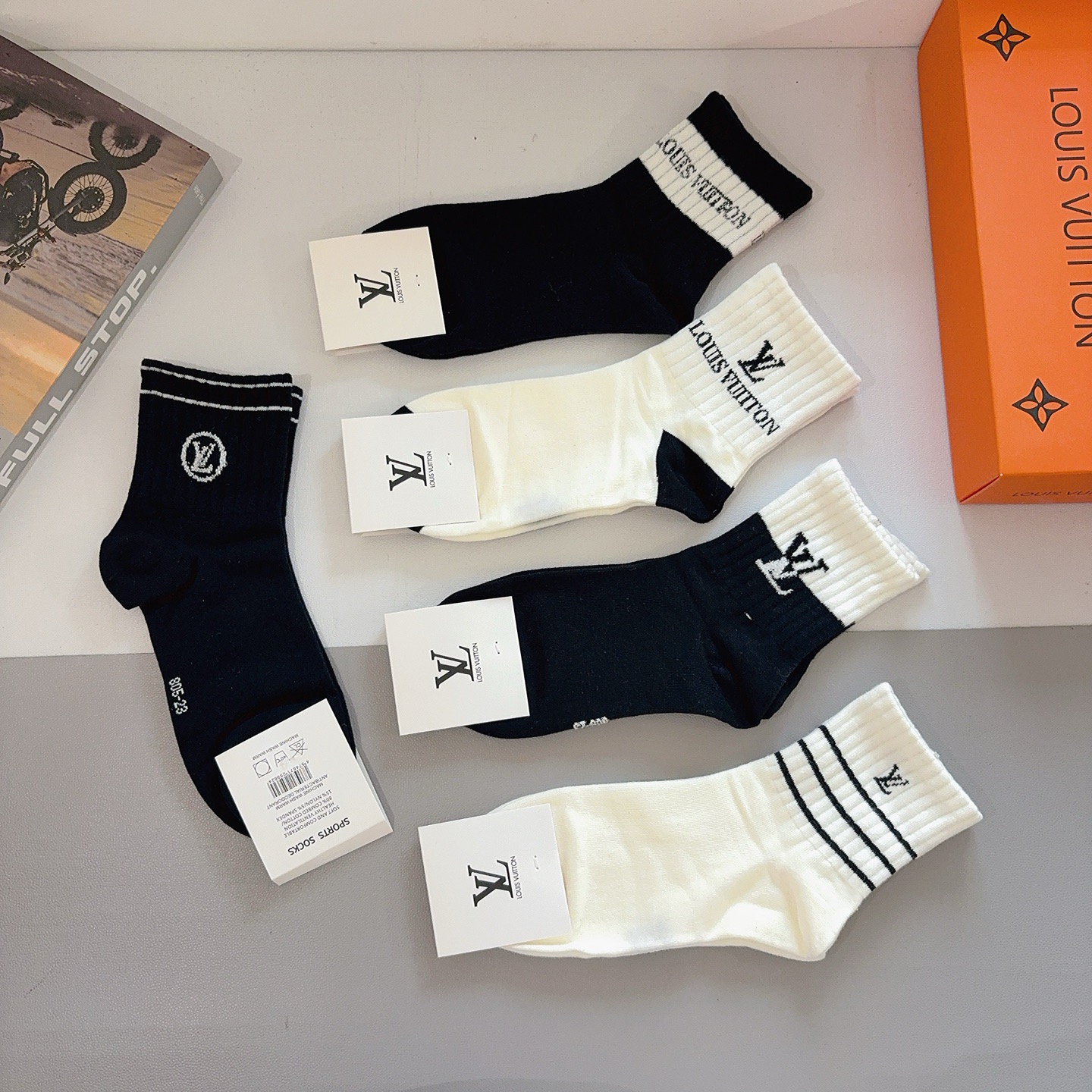 配包装（一盒5双） 🌟 LV 路易威登袜子 超火爆小单品，经典字母logo中筒袜，个性时尚百搭款，你值得