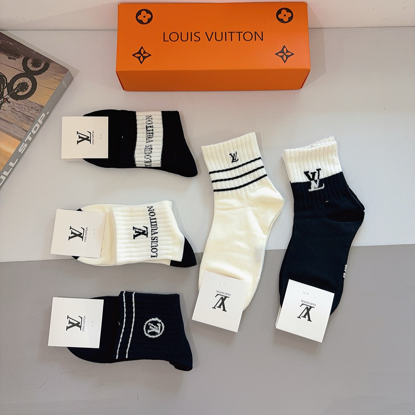 配包装（一盒5双） 🌟 LV 路易威登袜子 超火爆小单品，经典字母logo中筒袜，个性时尚百搭款，你值得