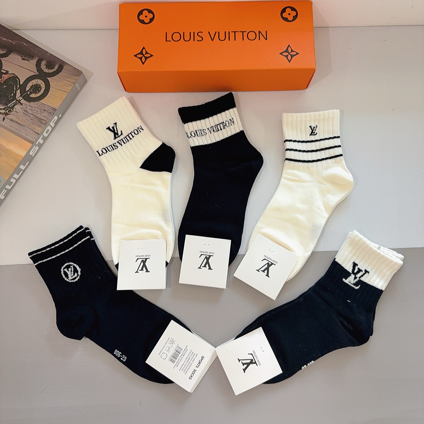 配包装（一盒5双） 🌟 LV 路易威登袜子 超火爆小单品，经典字母logo中筒袜，个性时尚百搭款，你值得