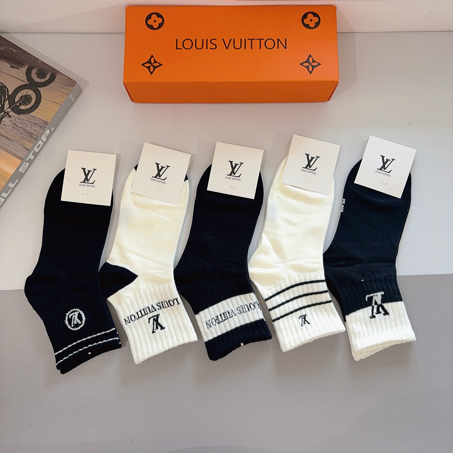配包装（一盒5双） 🌟 LV 路易威登袜子 超火爆小单品，经典字母logo中筒袜，个性时尚百搭款，你值得