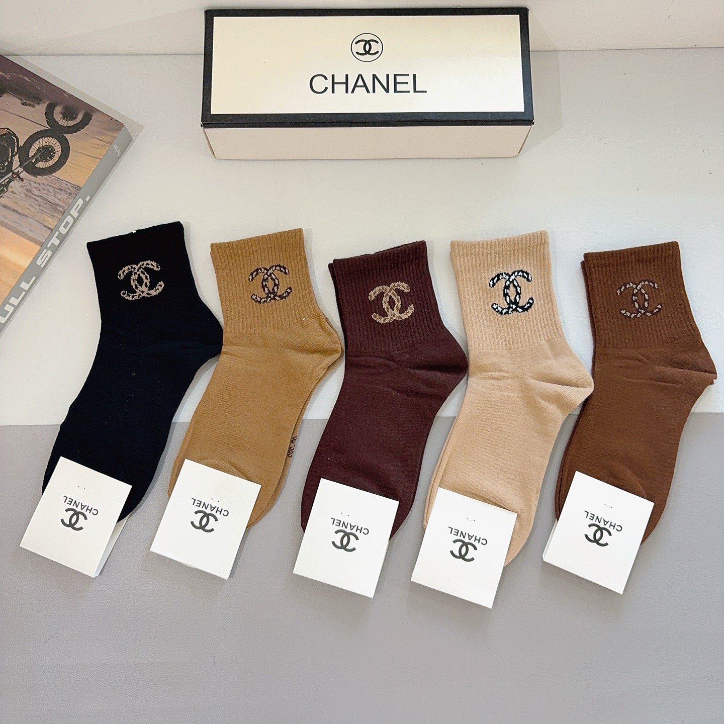 配包装（一盒5双）CHANEL 香奈儿经典中筒袜子❗️纯棉材质、经典双C图案logo，专柜同步袜子❗️大