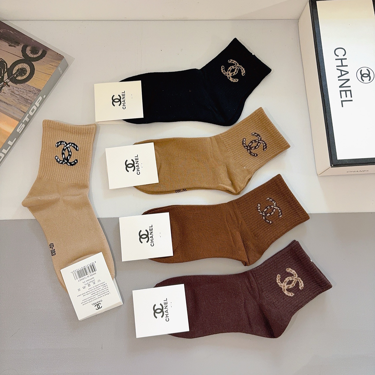 配包装（一盒5双）CHANEL 香奈儿经典中筒袜子❗️纯棉材质、经典双C图案logo，专柜同步袜子❗️大