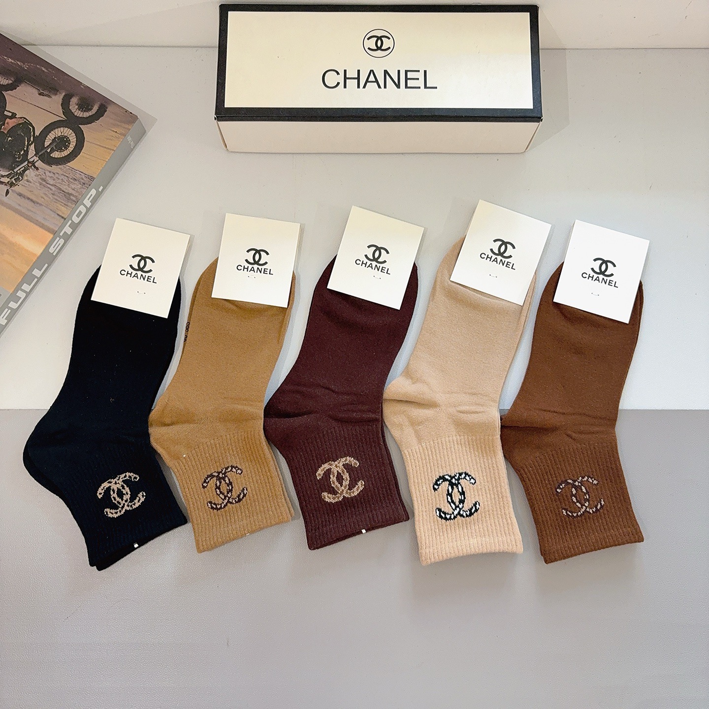 配包装（一盒5双）CHANEL 香奈儿经典中筒袜子❗️纯棉材质、经典双C图案logo，专柜同步袜子❗️大