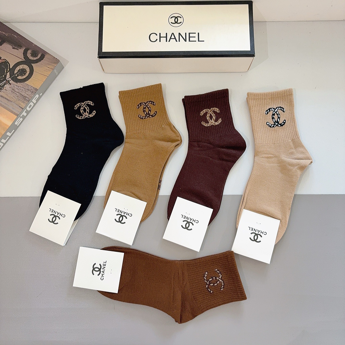 配包装（一盒5双）CHANEL 香奈儿经典中筒袜子❗️纯棉材质、经典双C图案logo，专柜同步袜子❗️大