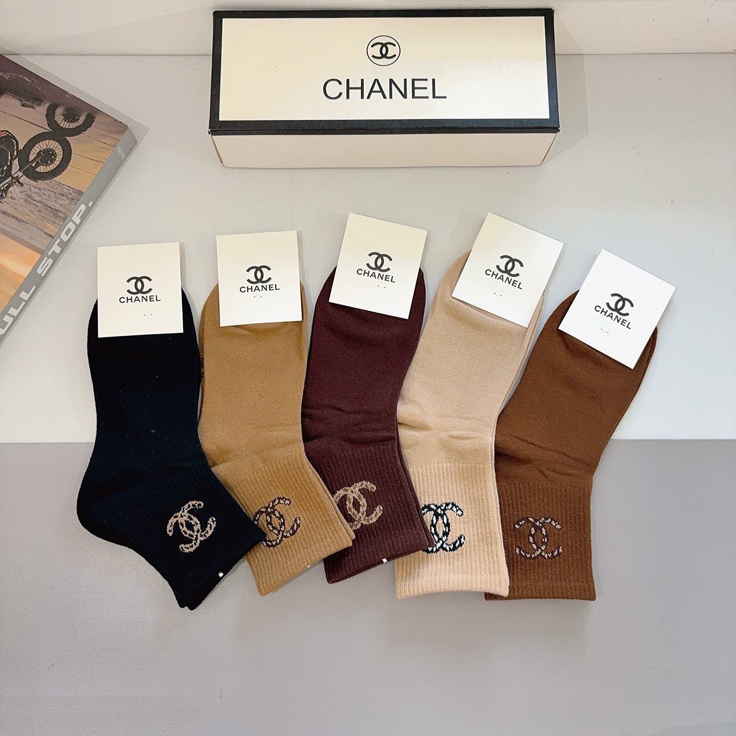 配包装（一盒5双）CHANEL 香奈儿经典中筒袜子❗️纯棉材质、经典双C图案logo，专柜同步袜子❗️大