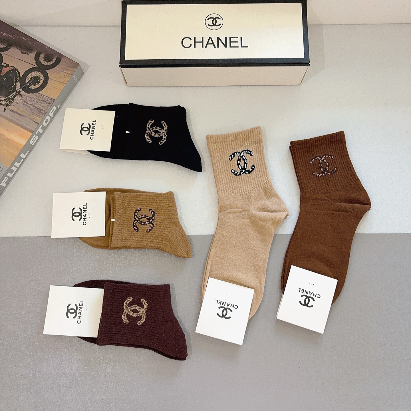 配包装（一盒5双）CHANEL 香奈儿经典中筒袜子❗️纯棉材质、经典双C图案logo，专柜同步袜子❗️大