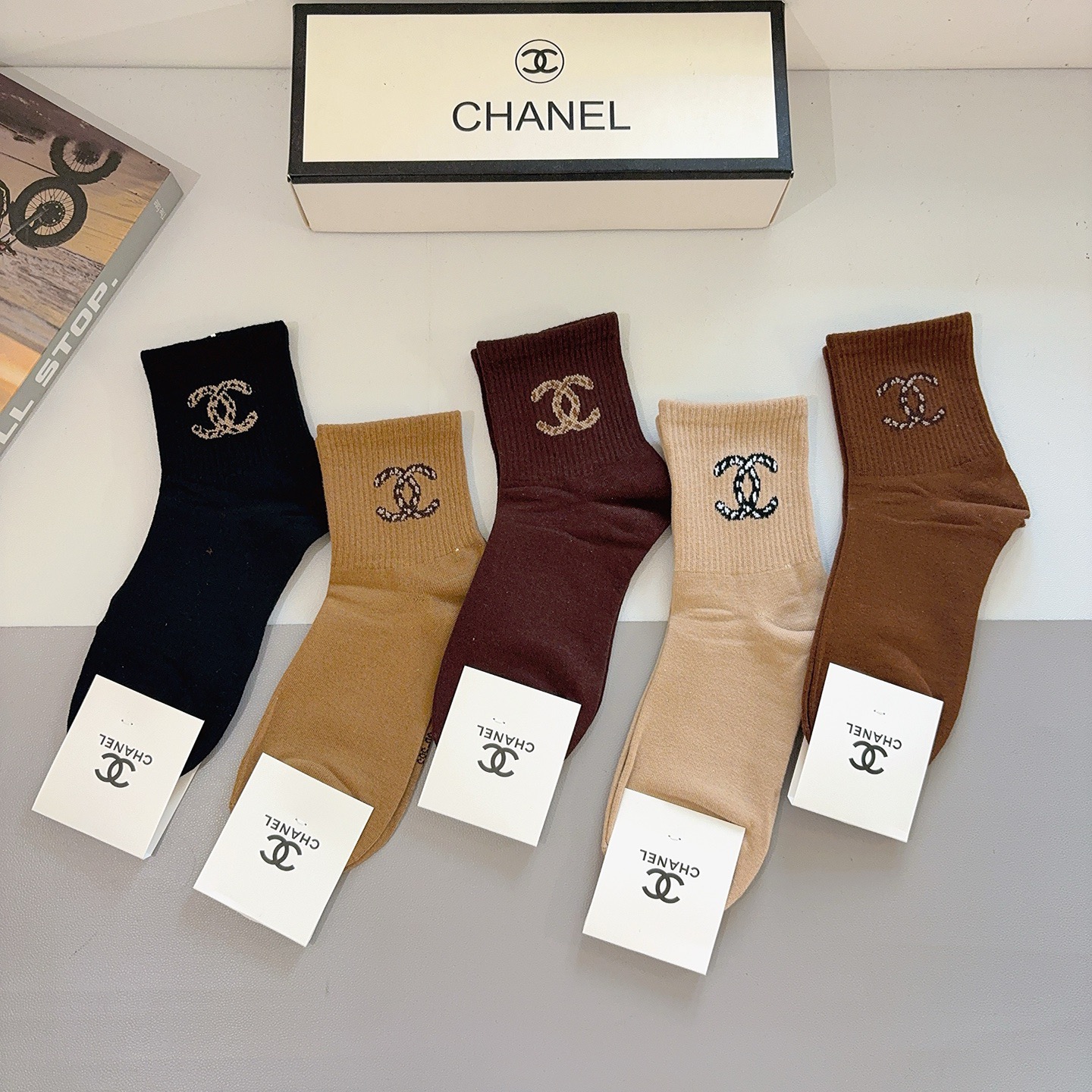 配包装（一盒5双）CHANEL 香奈儿经典中筒袜子❗️纯棉材质、经典双C图案logo，专柜同步袜子❗️大