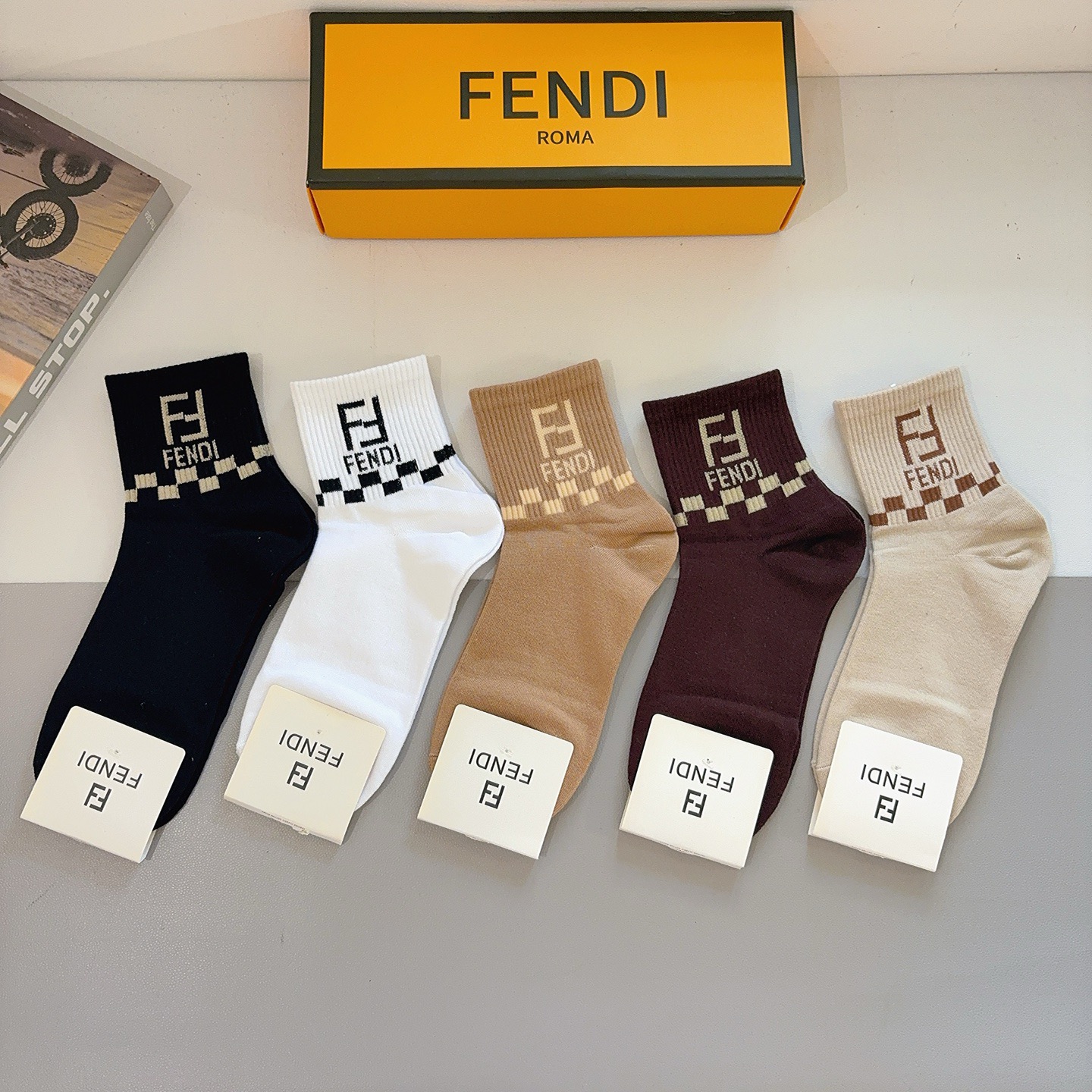 配包装（一盒5双）FENDI 芬迪 字母双Ｆ爆款中筒袜，纯棉面料， 专柜同款 💓纯棉面料，实用好穿 柔软