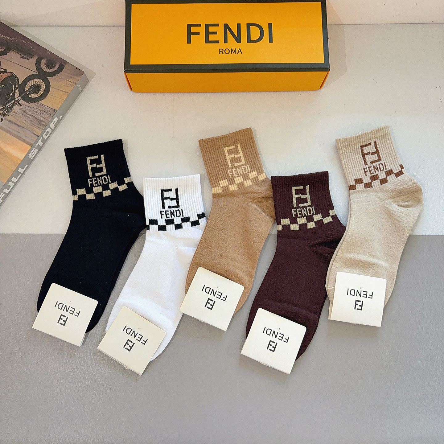 配包装（一盒5双）FENDI 芬迪 字母双Ｆ爆款中筒袜，纯棉面料， 专柜同款 💓纯棉面料，实用好穿 柔软