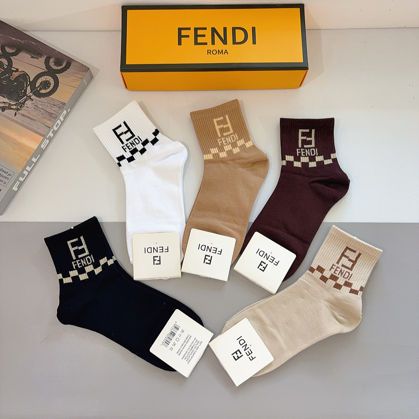 配包装（一盒5双）FENDI 芬迪 字母双Ｆ爆款中筒袜，纯棉面料， 专柜同款 💓纯棉面料，实用好穿 柔软
