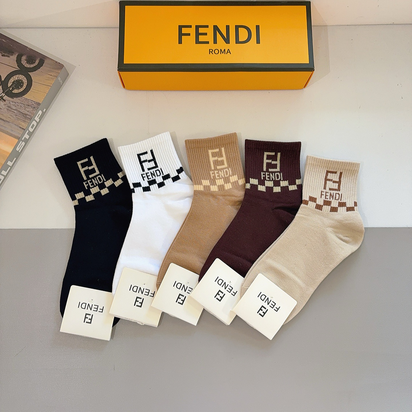 配包装（一盒5双）FENDI 芬迪 字母双Ｆ爆款中筒袜，纯棉面料， 专柜同款 💓纯棉面料，实用好穿 柔软