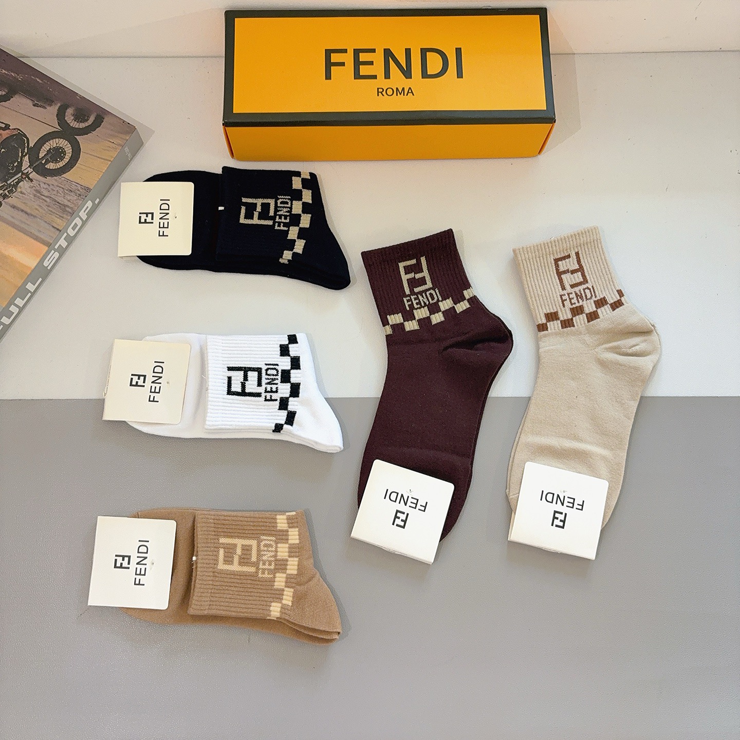 配包装（一盒5双）FENDI 芬迪 字母双Ｆ爆款中筒袜，纯棉面料， 专柜同款 💓纯棉面料，实用好穿 柔软