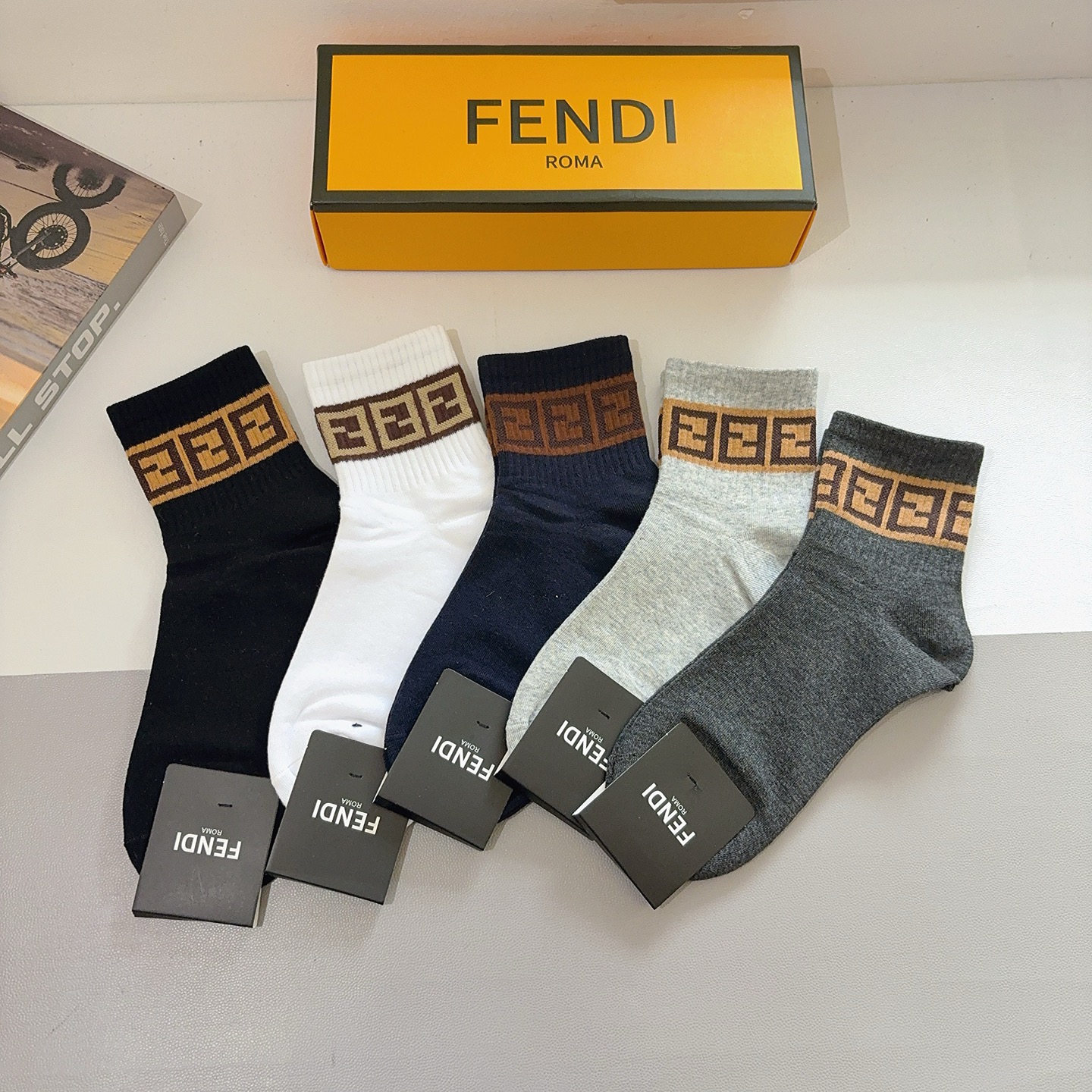 配包装（一盒5双） FENDI 芬迪 新款中筒男款袜子，纯棉面料，潮人必备 ，经典双F，个性时尚百搭款，