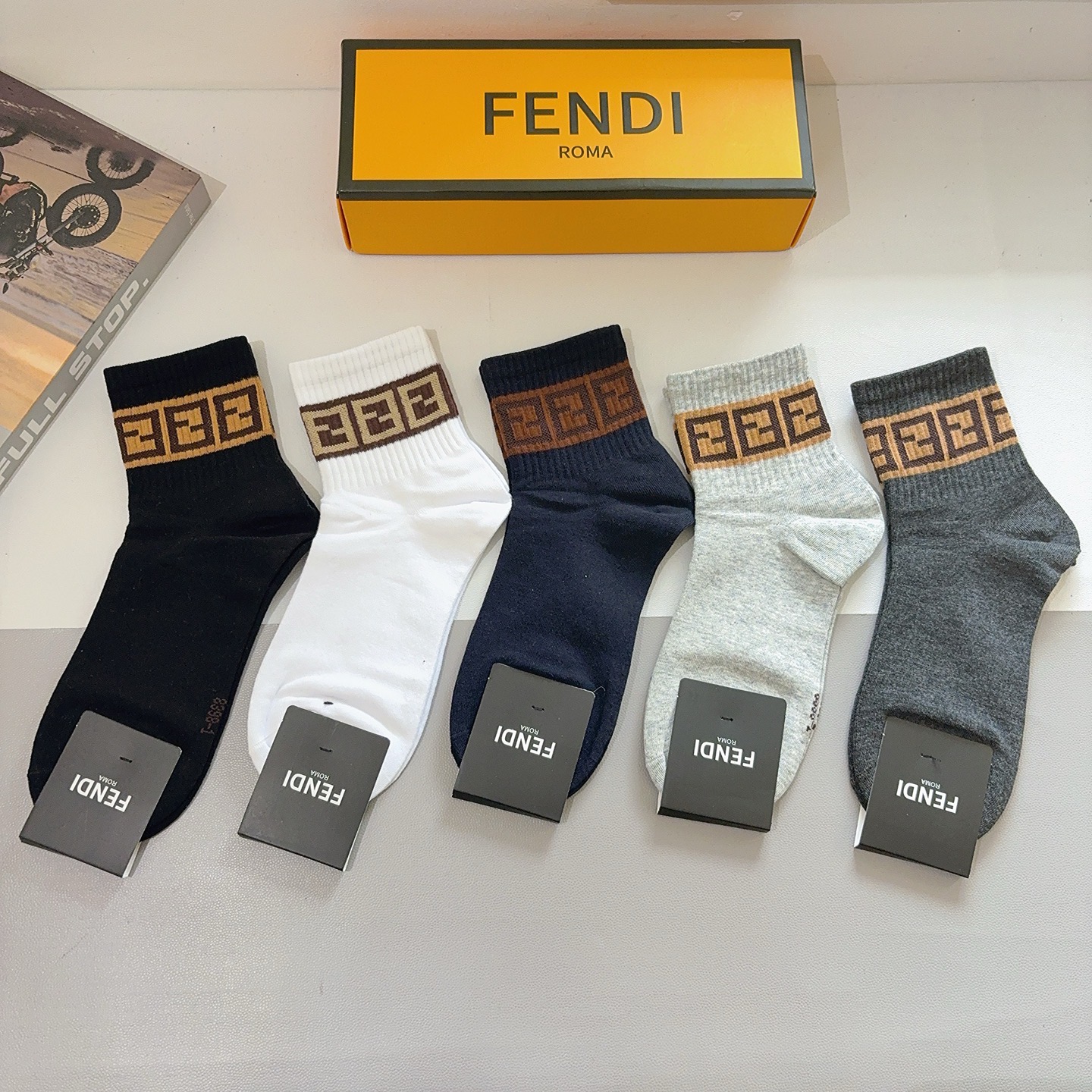 配包装（一盒5双） FENDI 芬迪 新款中筒男款袜子，纯棉面料，潮人必备 ，经典双F，个性时尚百搭款，