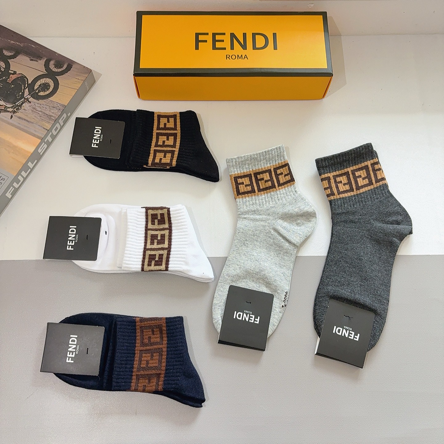 配包装（一盒5双） FENDI 芬迪 新款中筒男款袜子，纯棉面料，潮人必备 ，经典双F，个性时尚百搭款，