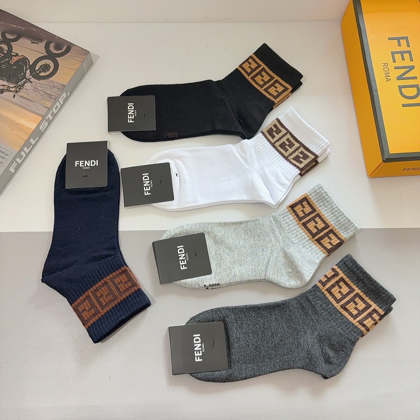 配包装（一盒5双） FENDI 芬迪 新款中筒男款袜子，纯棉面料，潮人必备 ，经典双F，个性时尚百搭款，