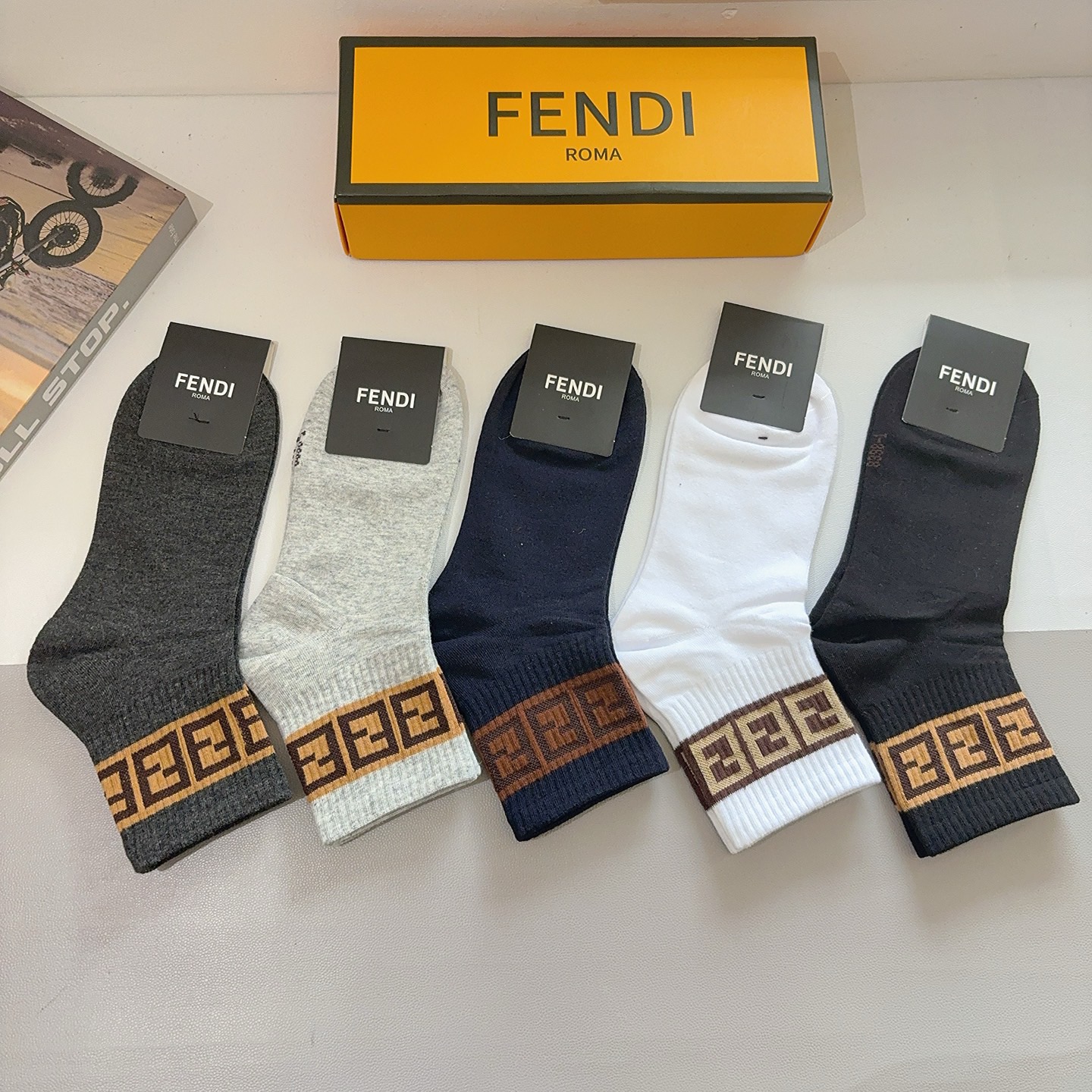 配包装（一盒5双） FENDI 芬迪 新款中筒男款袜子，纯棉面料，潮人必备 ，经典双F，个性时尚百搭款，