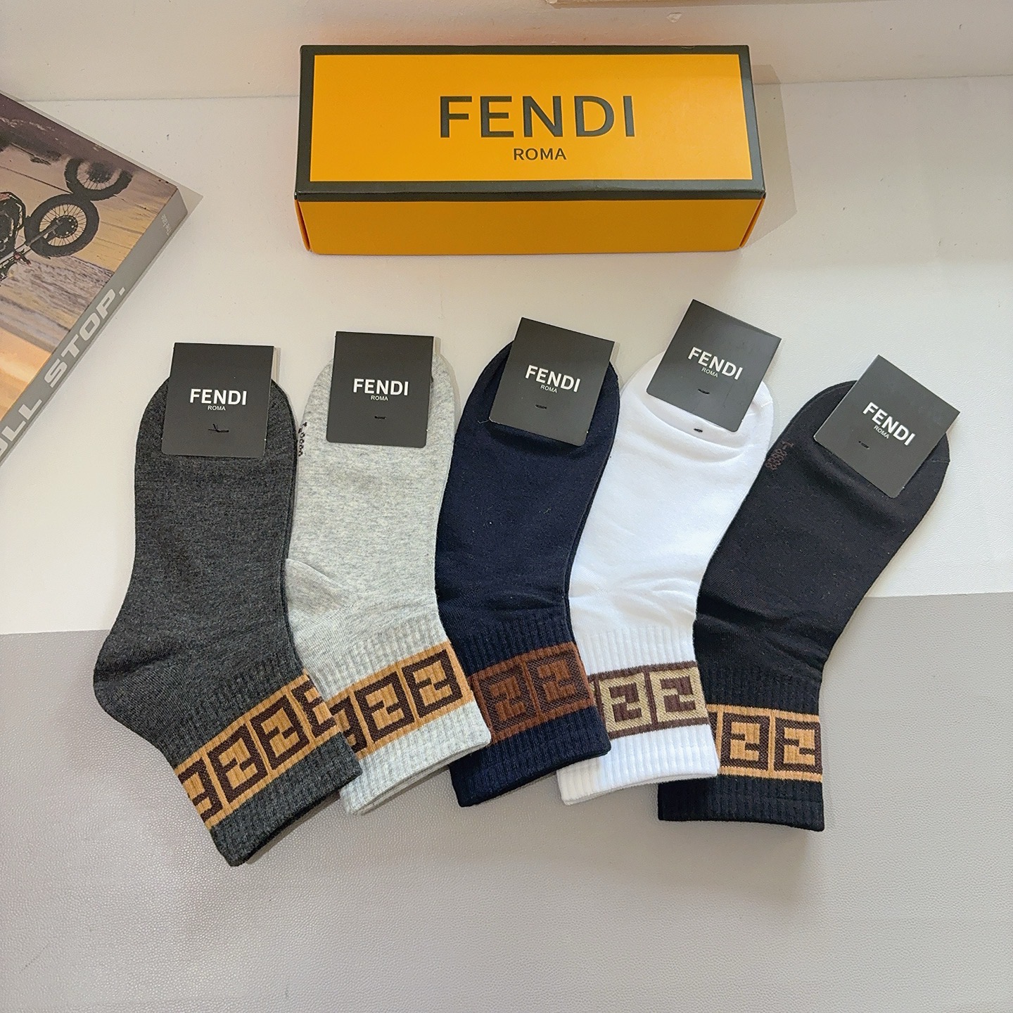 配包装（一盒5双） FENDI 芬迪 新款中筒男款袜子，纯棉面料，潮人必备 ，经典双F，个性时尚百搭款，