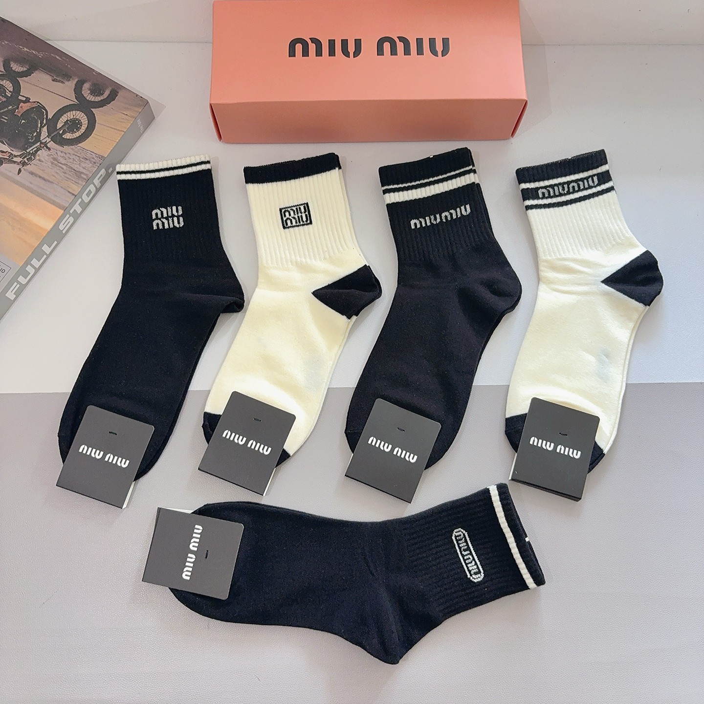 配包装（一盒5双） miumiu （缪缪）新款中筒男款袜子，纯棉面料，潮人必备 ，经典字母 个性时尚百搭