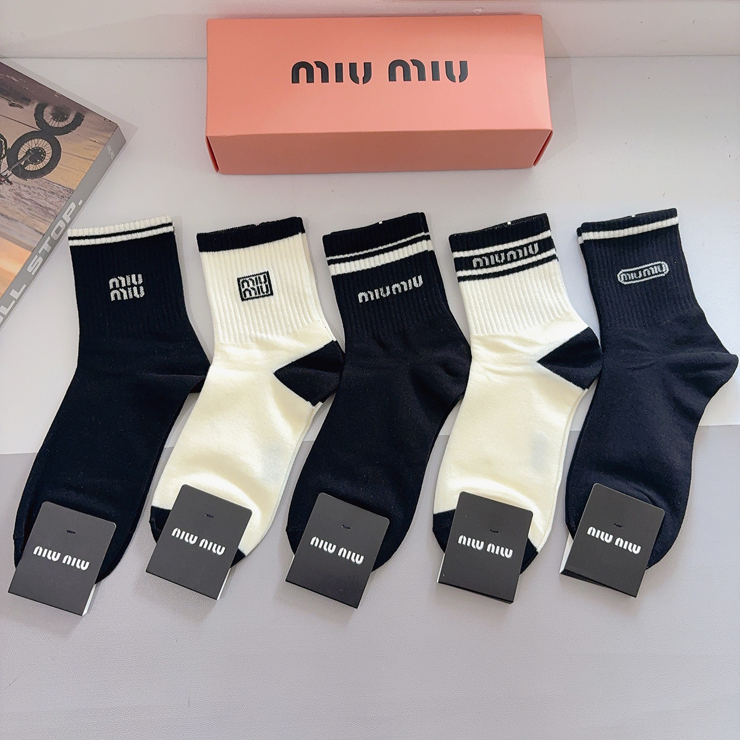 配包装（一盒5双） miumiu （缪缪）新款中筒男款袜子，纯棉面料，潮人必备 ，经典字母 个性时尚百搭
