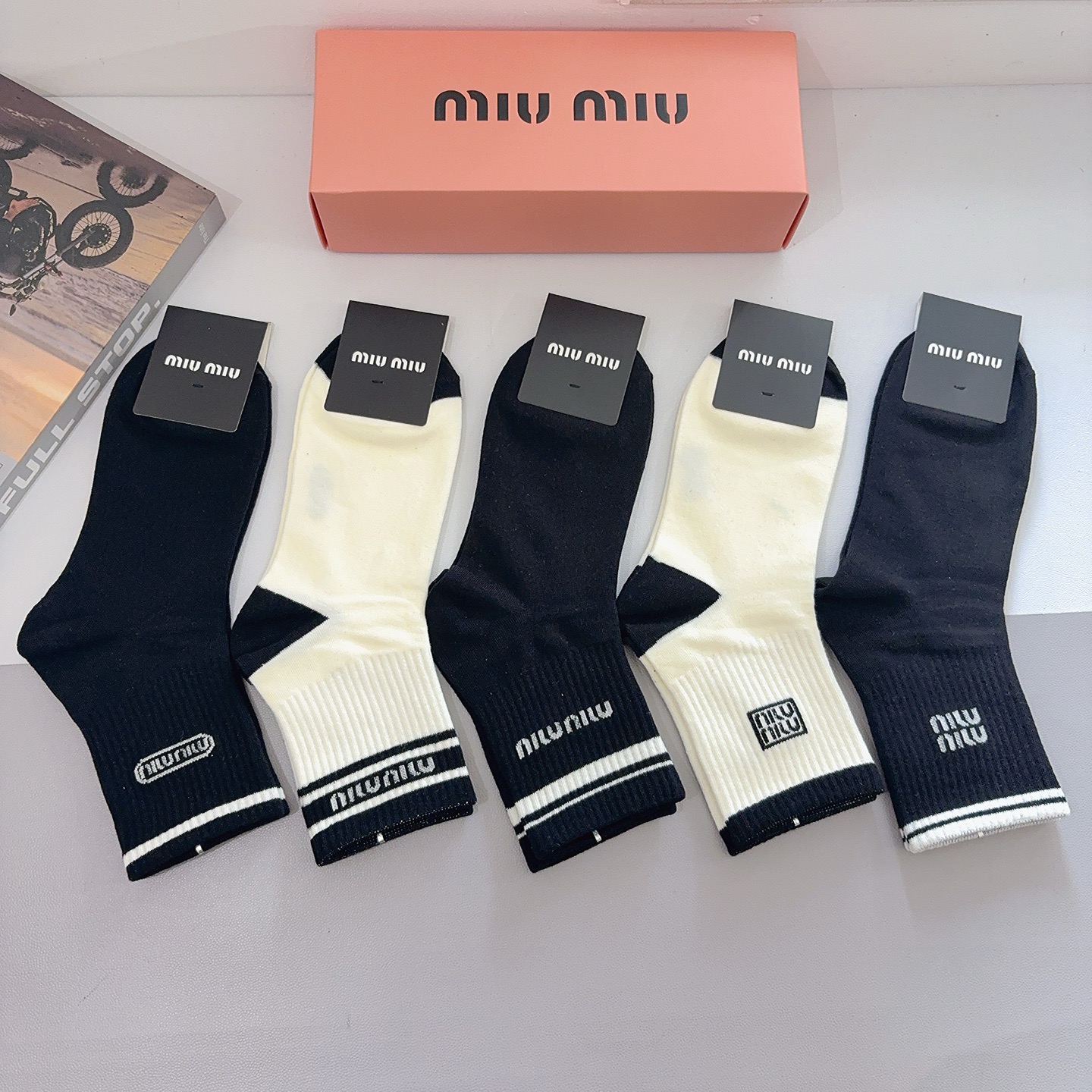 配包装（一盒5双） miumiu （缪缪）新款中筒男款袜子，纯棉面料，潮人必备 ，经典字母 个性时尚百搭