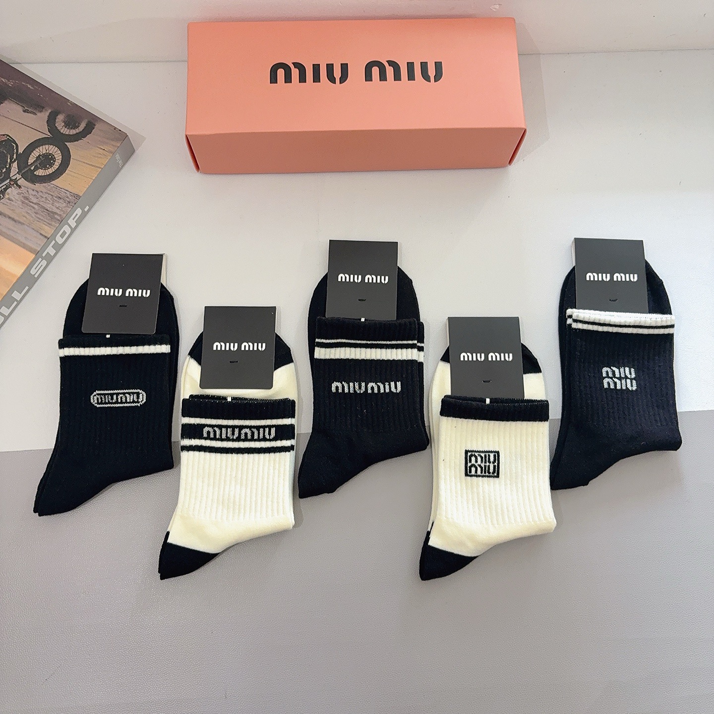 配包装（一盒5双） miumiu （缪缪）新款中筒男款袜子，纯棉面料，潮人必备 ，经典字母 个性时尚百搭