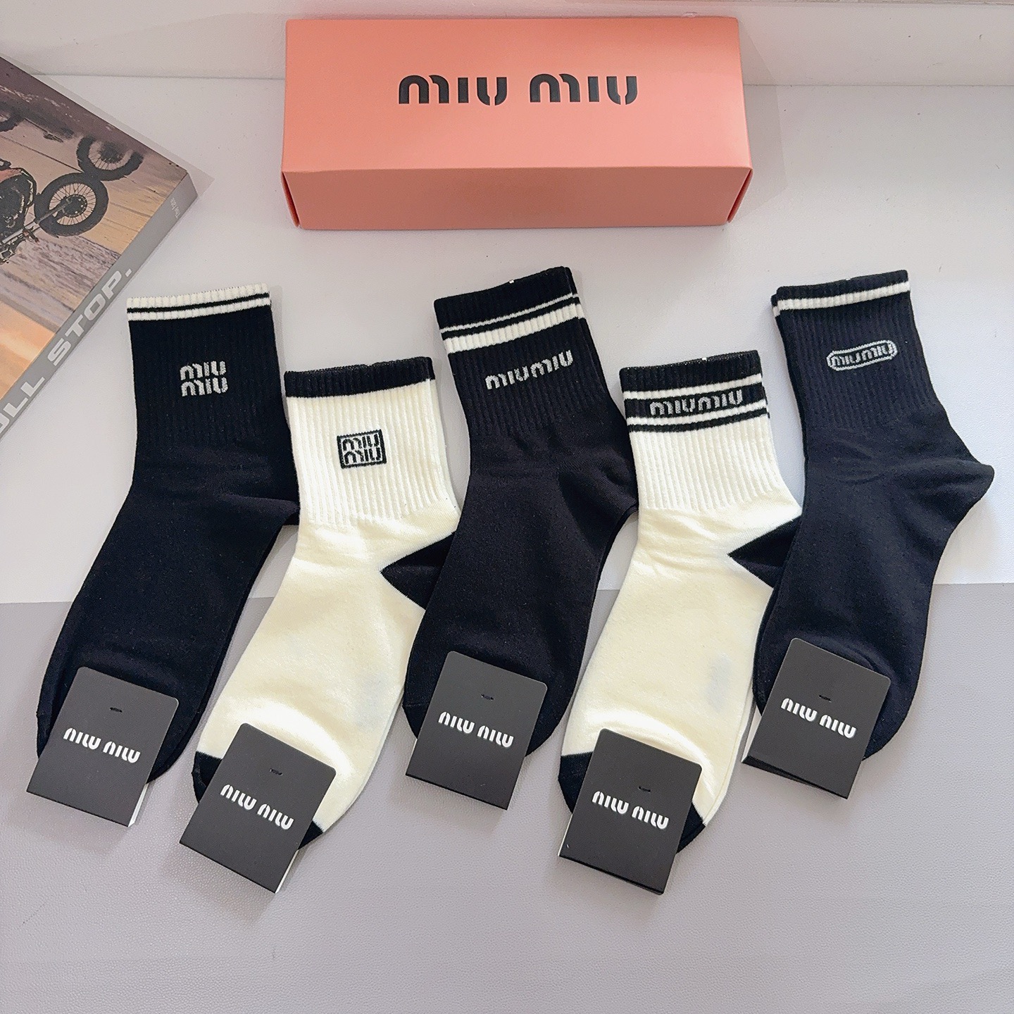 配包装（一盒5双） miumiu （缪缪）新款中筒男款袜子，纯棉面料，潮人必备 ，经典字母 个性时尚百搭