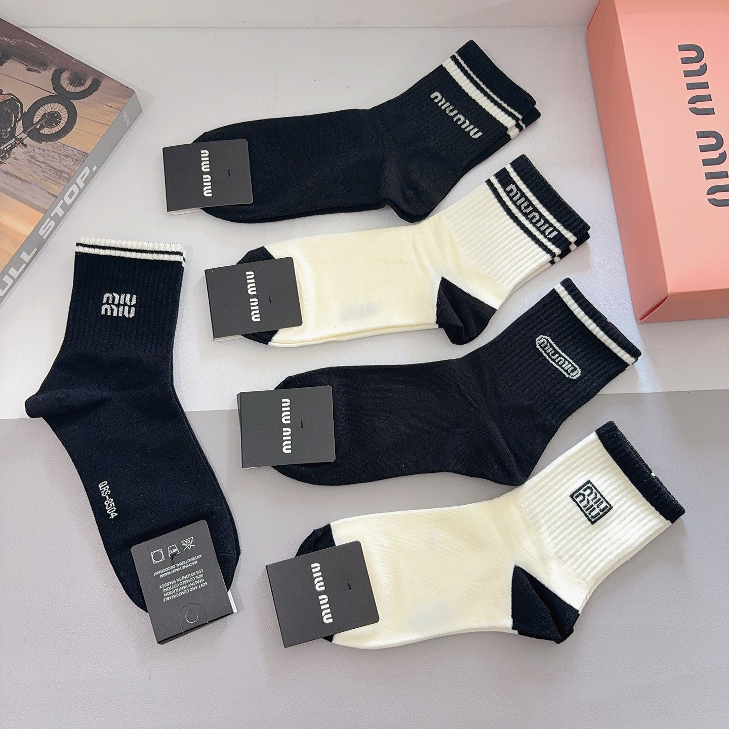 配包装（一盒5双） miumiu （缪缪）新款中筒男款袜子，纯棉面料，潮人必备 ，经典字母 个性时尚百搭