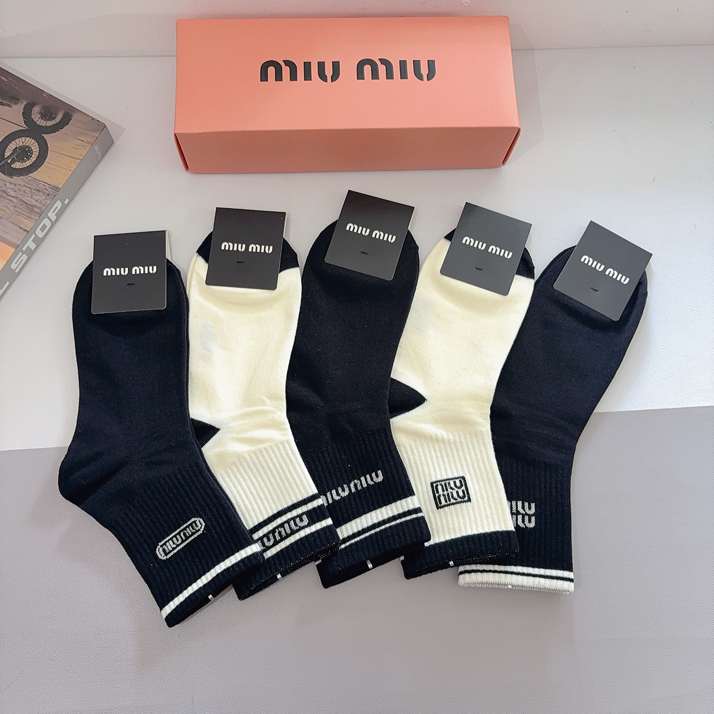 配包装（一盒5双） miumiu （缪缪）新款中筒男款袜子，纯棉面料，潮人必备 ，经典字母 个性时尚百搭