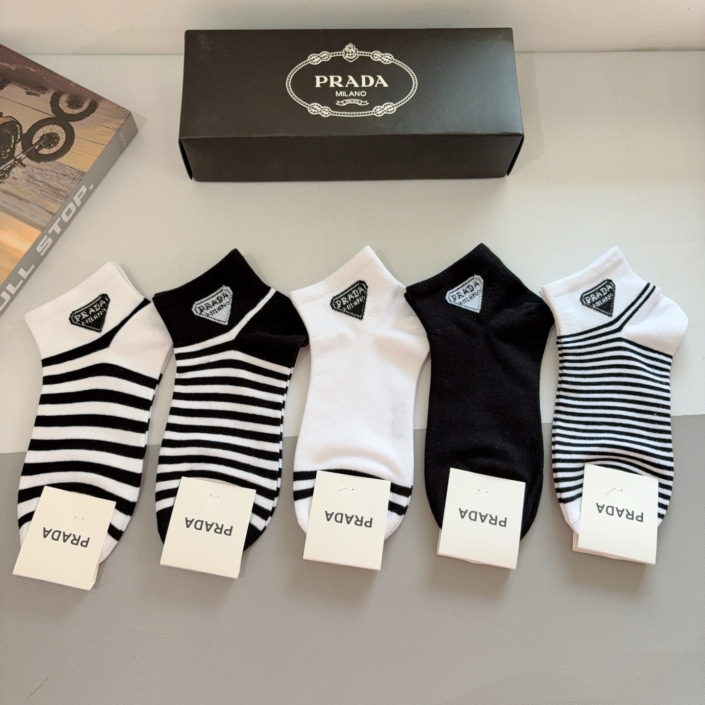 配包装（一盒5双） PRADA 普拉达 新款袜子，纯棉面料，经典三角标logo 个性时尚百搭款，你值得拥