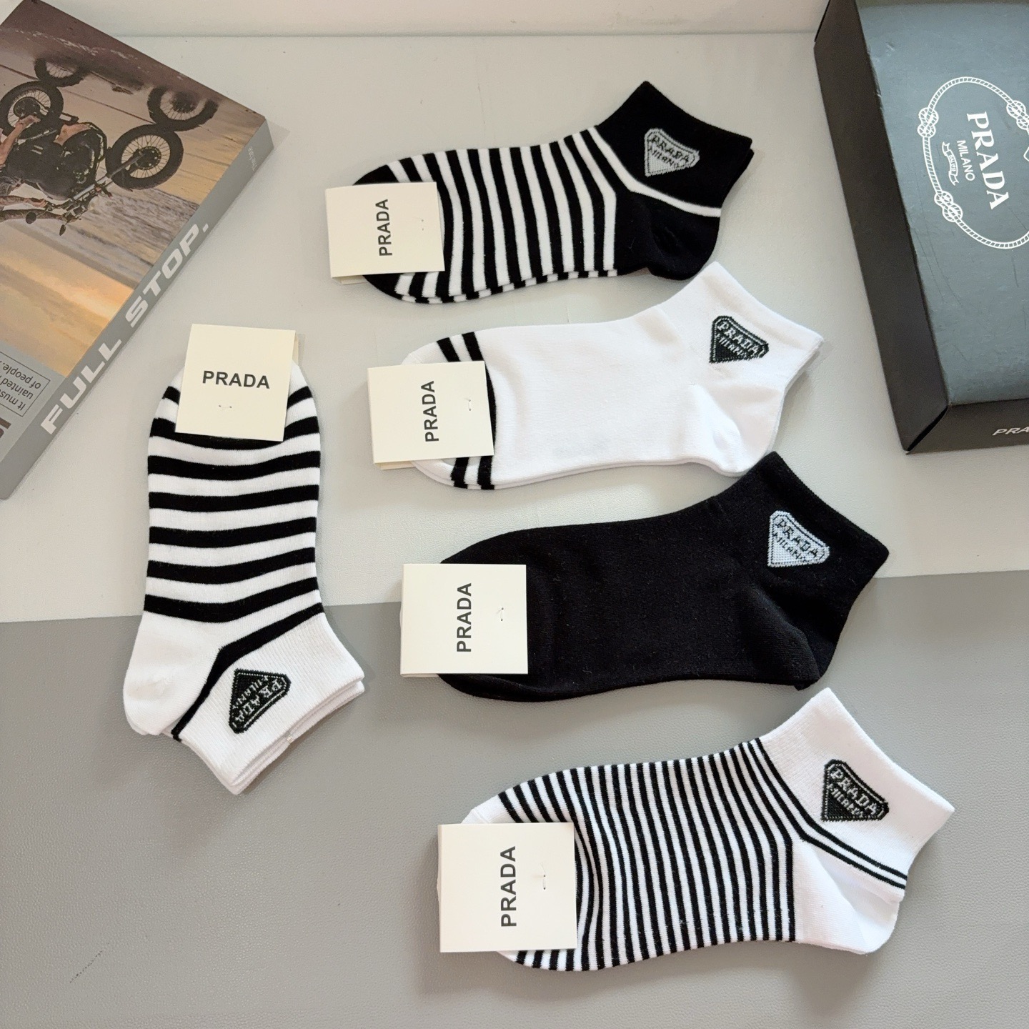 配包装（一盒5双） PRADA 普拉达 新款袜子，纯棉面料，经典三角标logo 个性时尚百搭款，你值得拥
