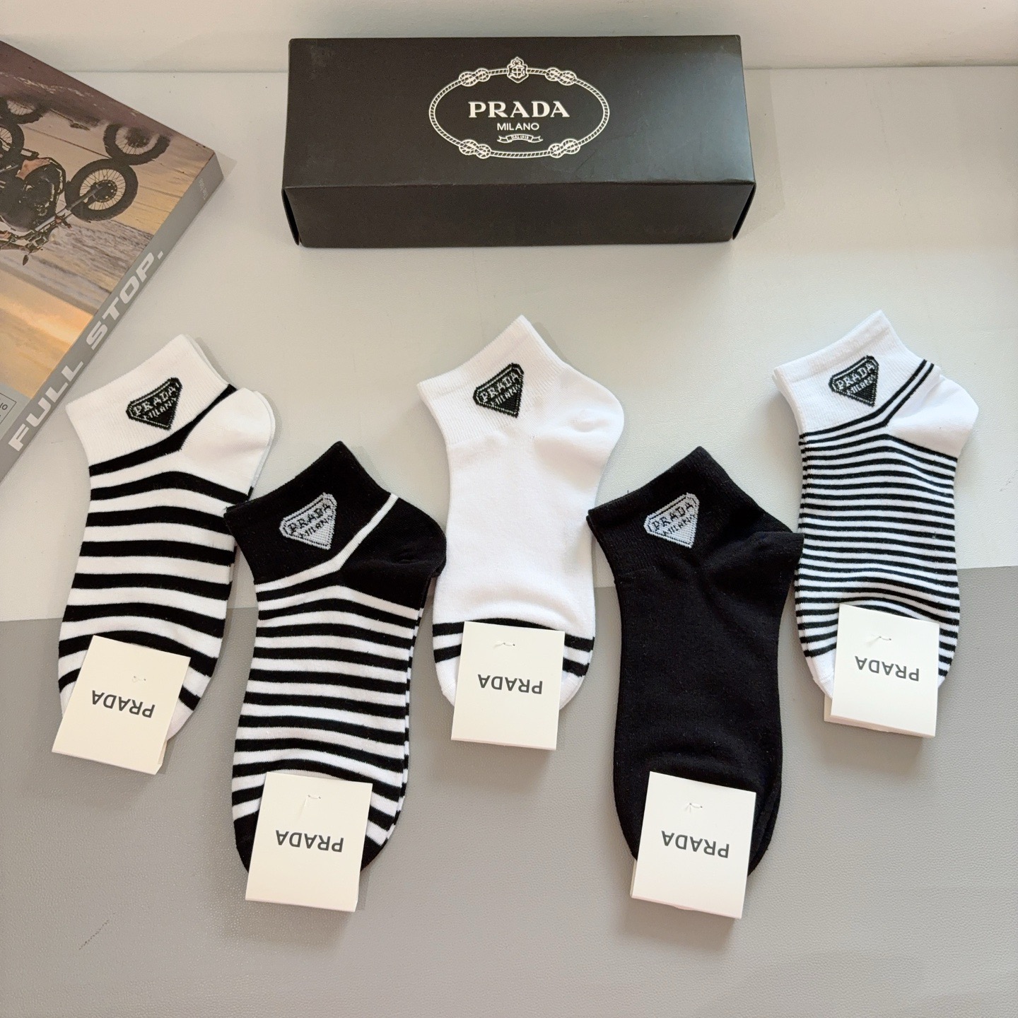 配包装（一盒5双） PRADA 普拉达 新款袜子，纯棉面料，经典三角标logo 个性时尚百搭款，你值得拥