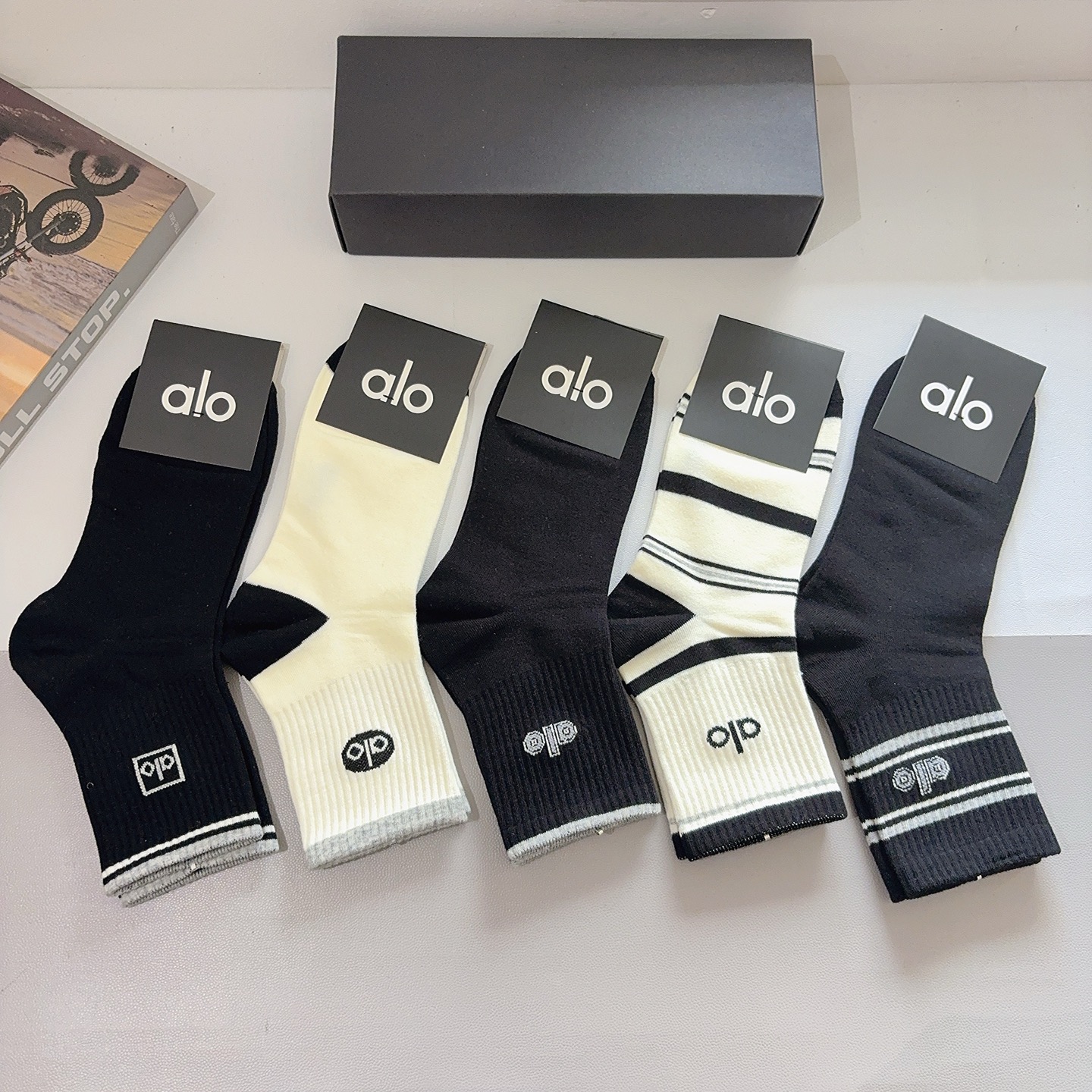 配包装（一盒5双） alo 新款潮牌中筒男款袜子，纯棉面料，潮人必备 ，个性时尚百搭款，你值得拥有哦💗