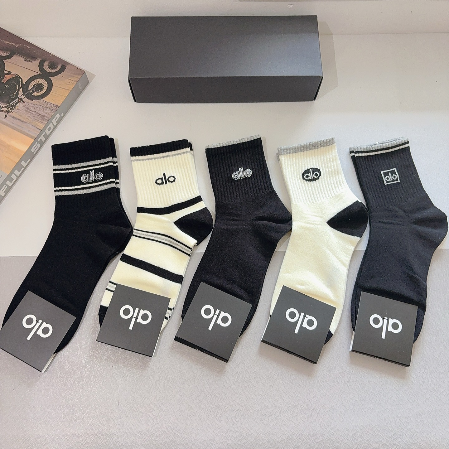 配包装（一盒5双） alo 新款潮牌中筒男款袜子，纯棉面料，潮人必备 ，个性时尚百搭款，你值得拥有哦💗