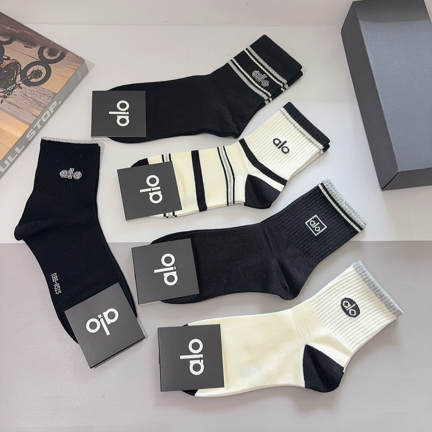 配包装（一盒5双） alo 新款潮牌中筒男款袜子，纯棉面料，潮人必备 ，个性时尚百搭款，你值得拥有哦💗