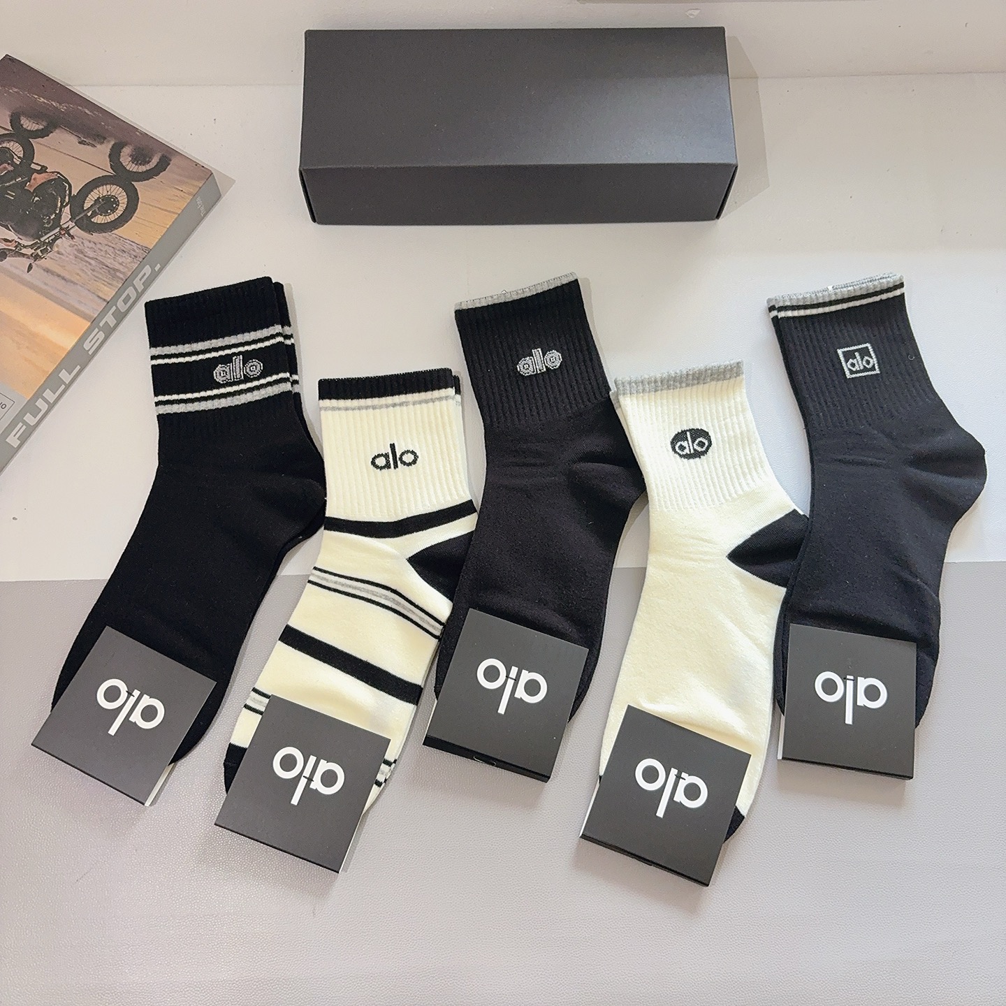 配包装（一盒5双） alo 新款潮牌中筒男款袜子，纯棉面料，潮人必备 ，个性时尚百搭款，你值得拥有哦💗