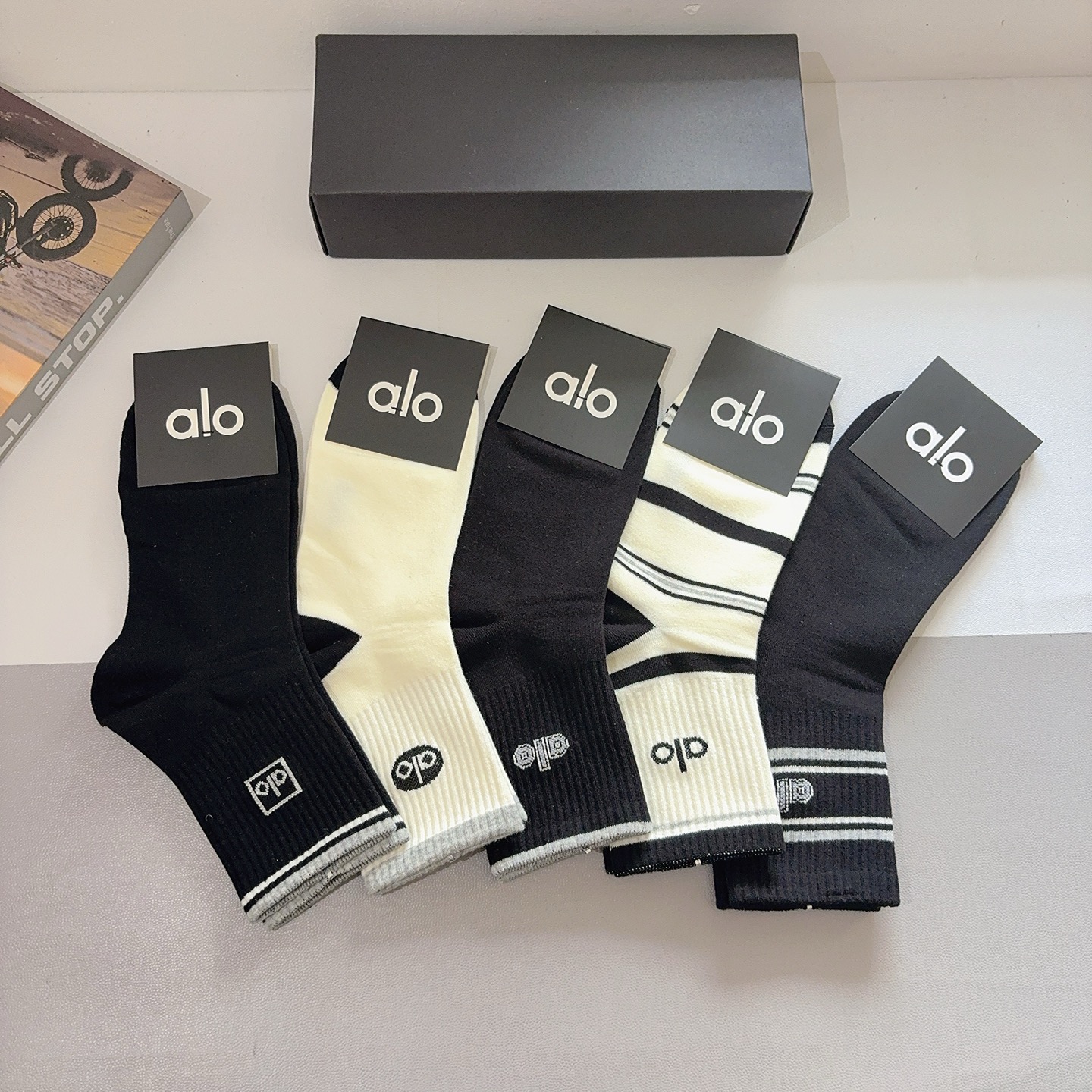 配包装（一盒5双） alo 新款潮牌中筒男款袜子，纯棉面料，潮人必备 ，个性时尚百搭款，你值得拥有哦💗