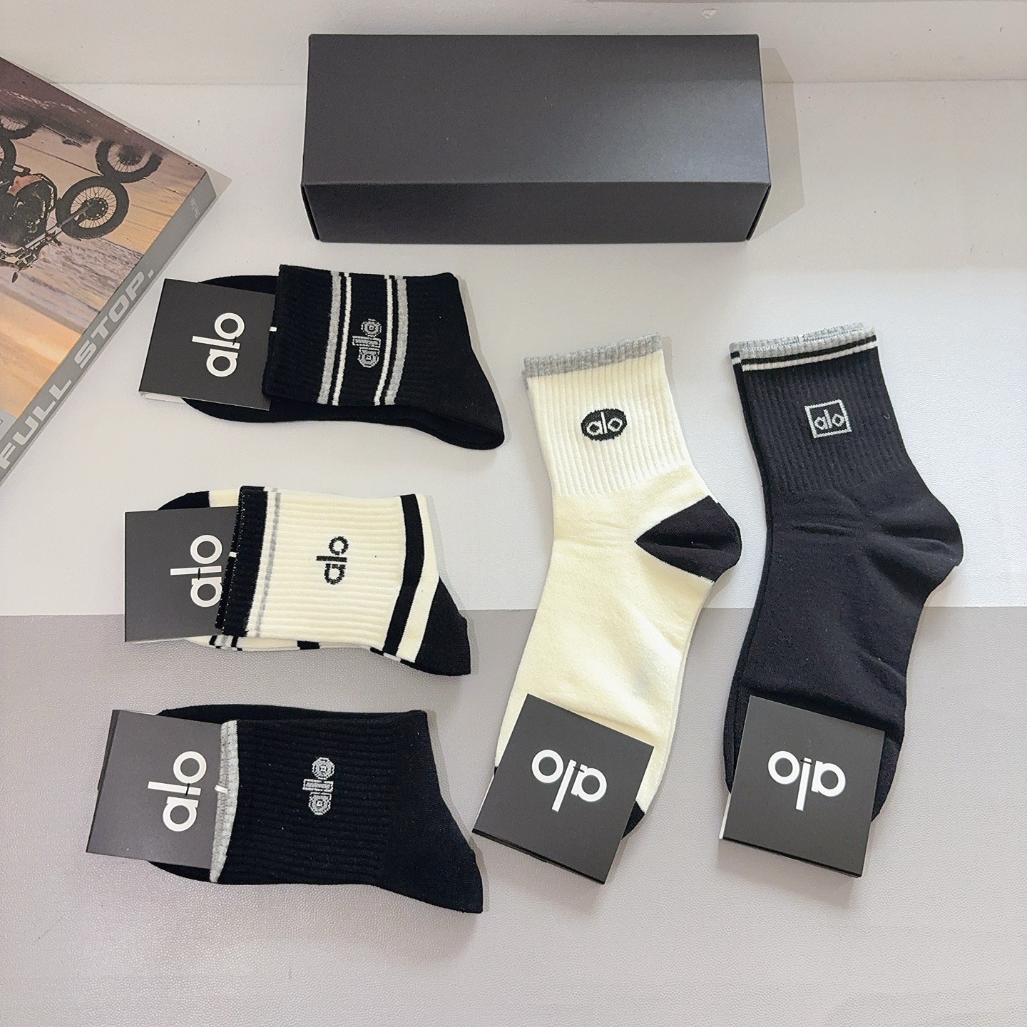 配包装（一盒5双） alo 新款潮牌中筒男款袜子，纯棉面料，潮人必备 ，个性时尚百搭款，你值得拥有哦💗