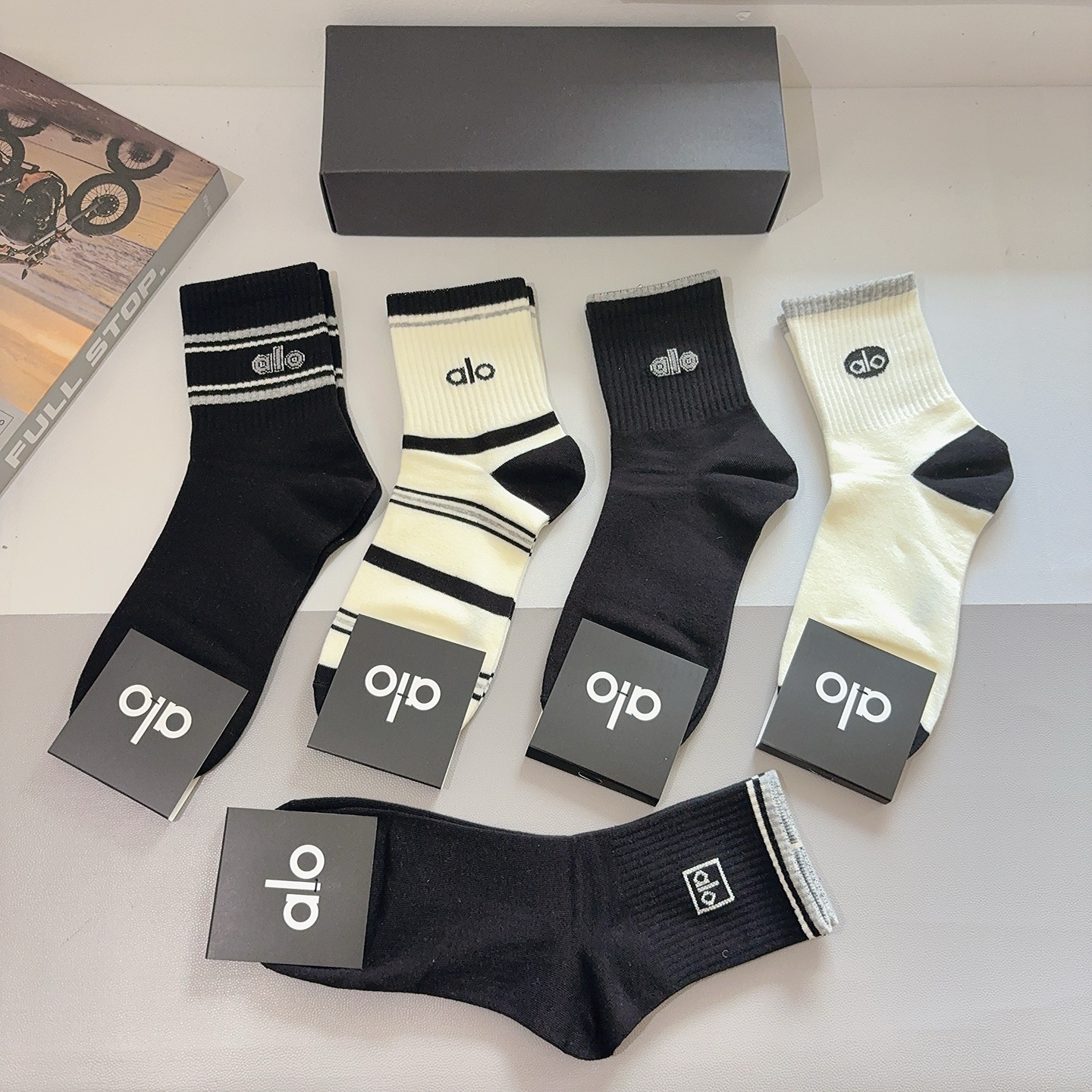 配包装（一盒5双） alo 新款潮牌中筒男款袜子，纯棉面料，潮人必备 ，个性时尚百搭款，你值得拥有哦💗