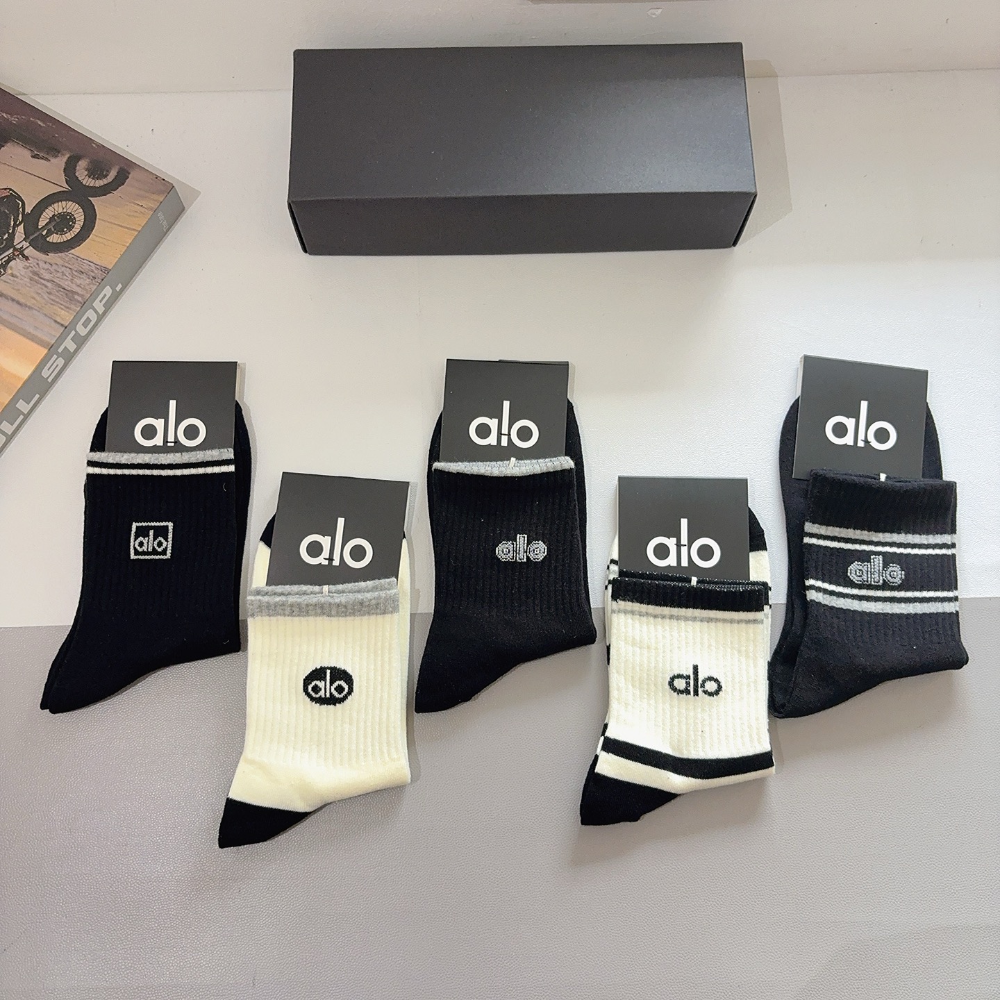 配包装（一盒5双） alo 新款潮牌中筒男款袜子，纯棉面料，潮人必备 ，个性时尚百搭款，你值得拥有哦💗