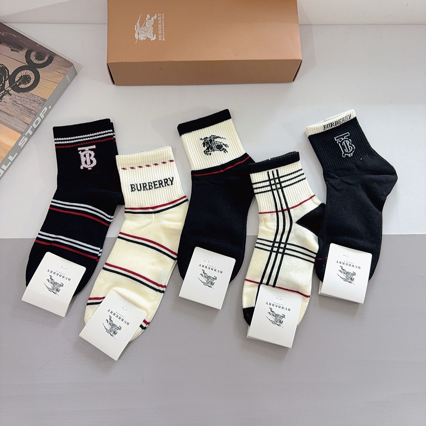 配包装（一盒5双） 🌟 BURBERRY 巴宝莉经典字母logo中筒袜子，个性时尚百搭款，！你值得拥有哦