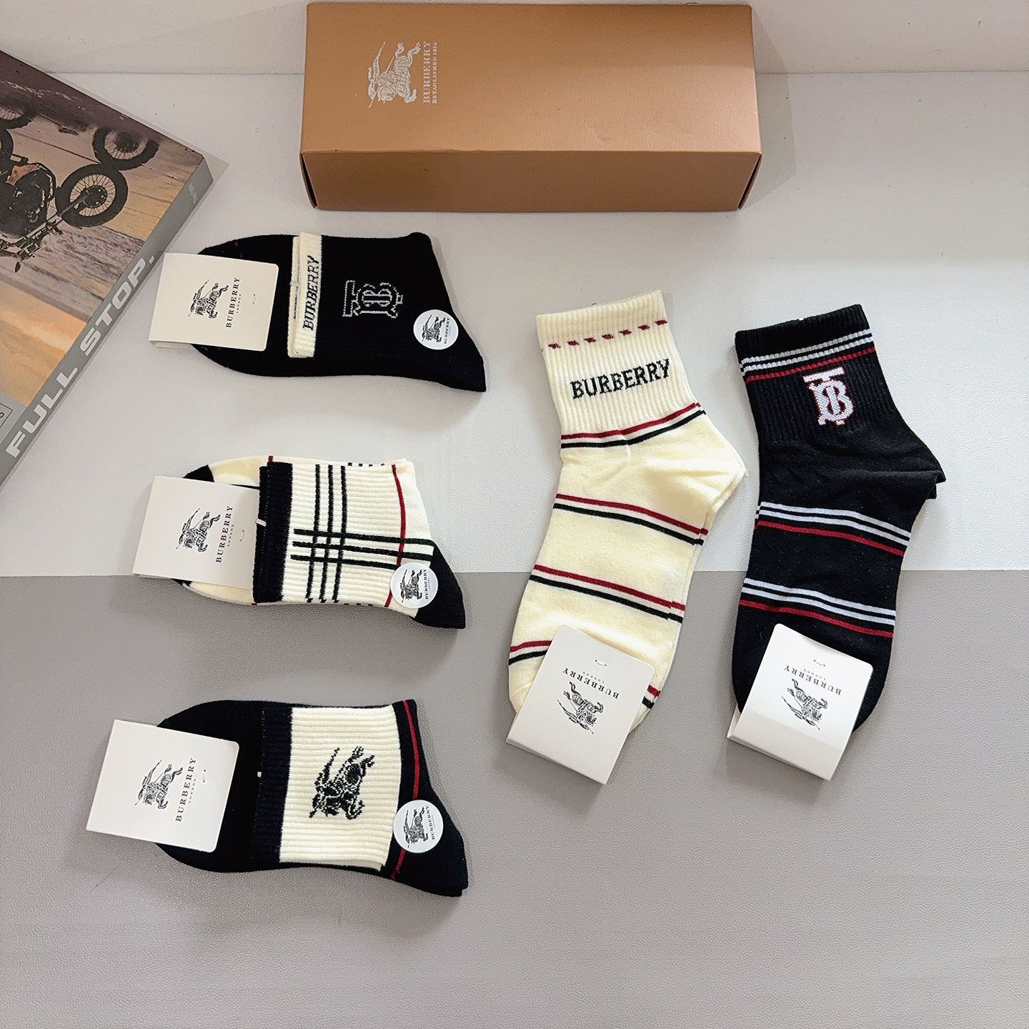 配包装（一盒5双） 🌟 BURBERRY 巴宝莉经典字母logo中筒袜子，个性时尚百搭款，！你值得拥有哦