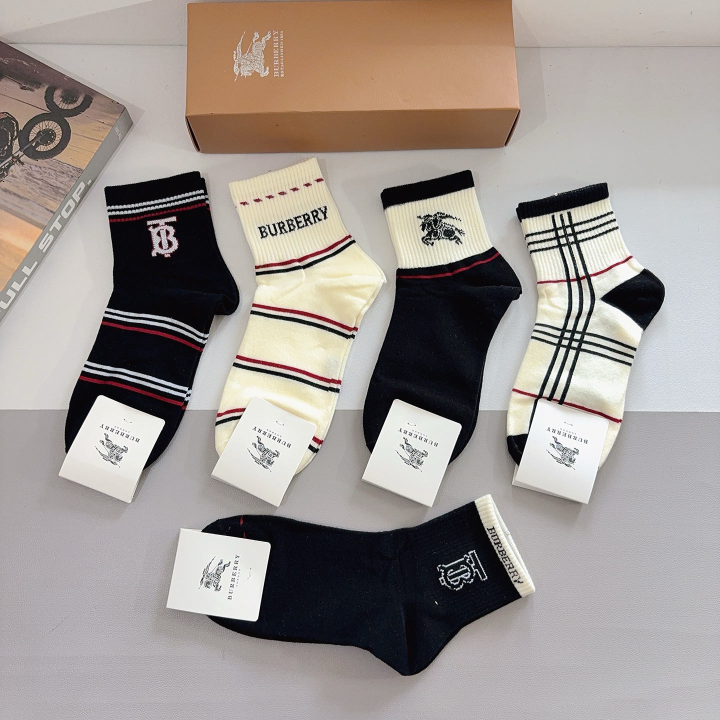 配包装（一盒5双） 🌟 BURBERRY 巴宝莉经典字母logo中筒袜子，个性时尚百搭款，！你值得拥有哦