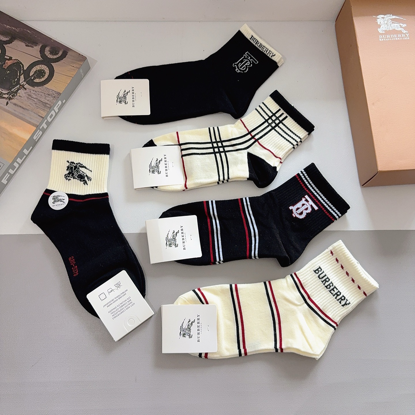 配包装（一盒5双） 🌟 BURBERRY 巴宝莉经典字母logo中筒袜子，个性时尚百搭款，！你值得拥有哦