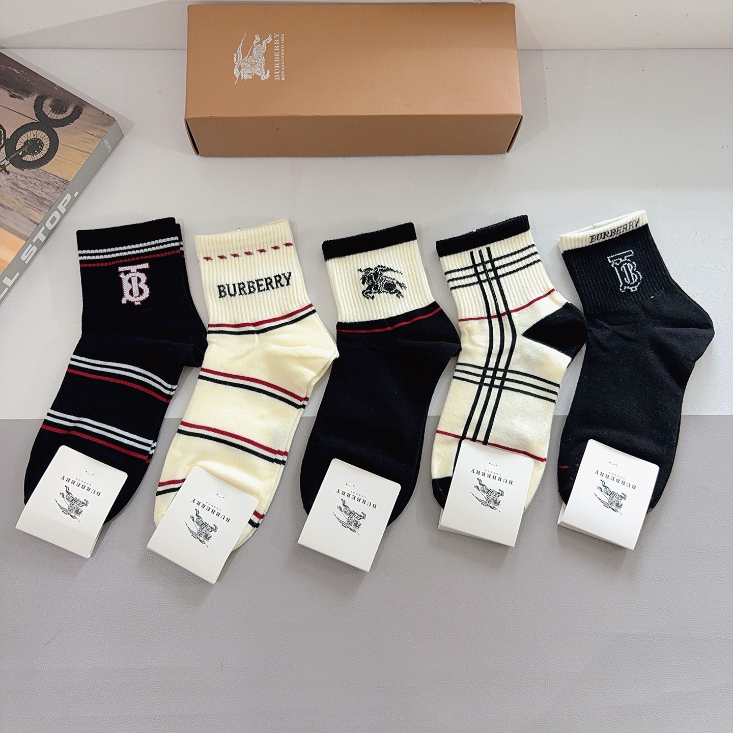 配包装（一盒5双） 🌟 BURBERRY 巴宝莉经典字母logo中筒袜子，个性时尚百搭款，！你值得拥有哦