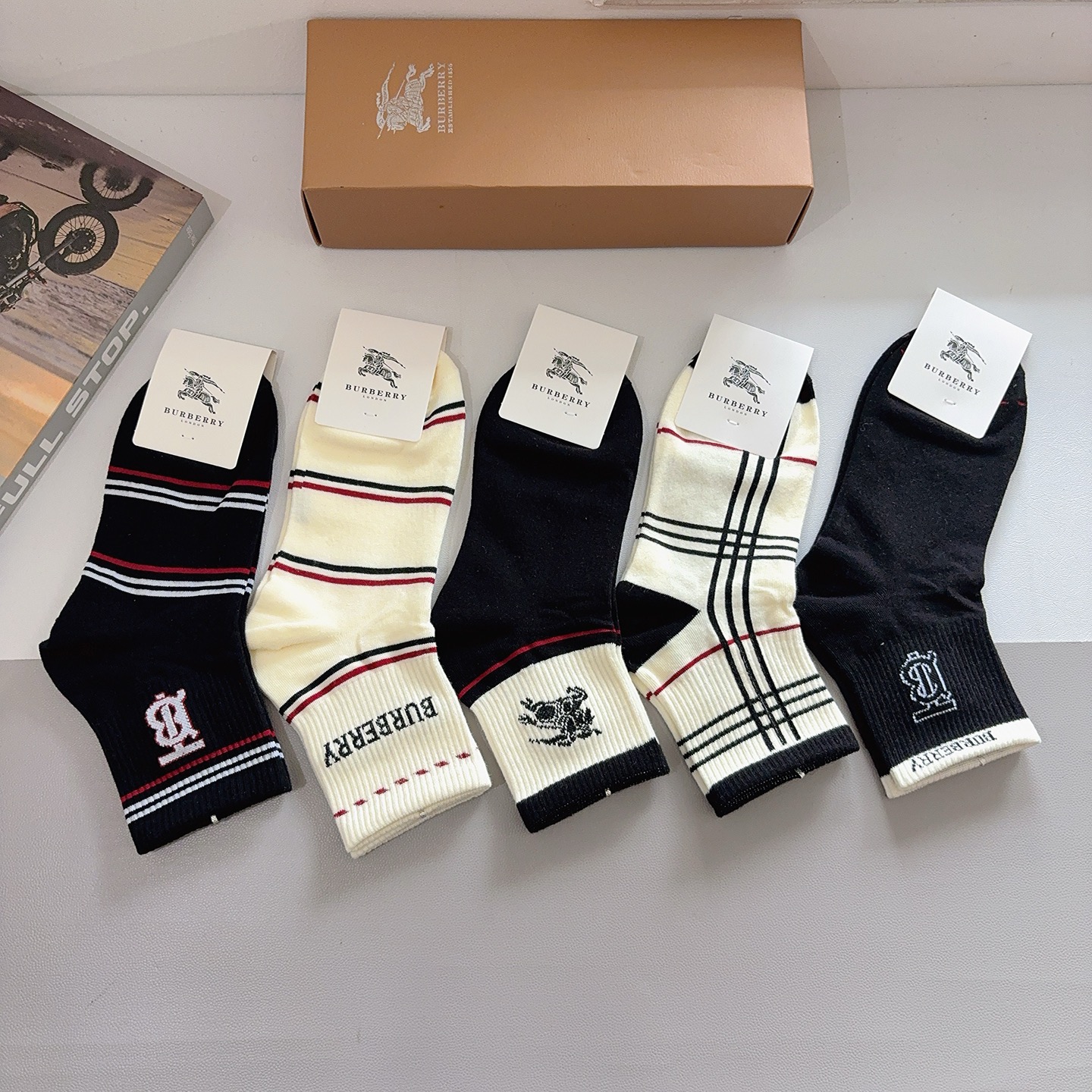 配包装（一盒5双） 🌟 BURBERRY 巴宝莉经典字母logo中筒袜子，个性时尚百搭款，！你值得拥有哦
