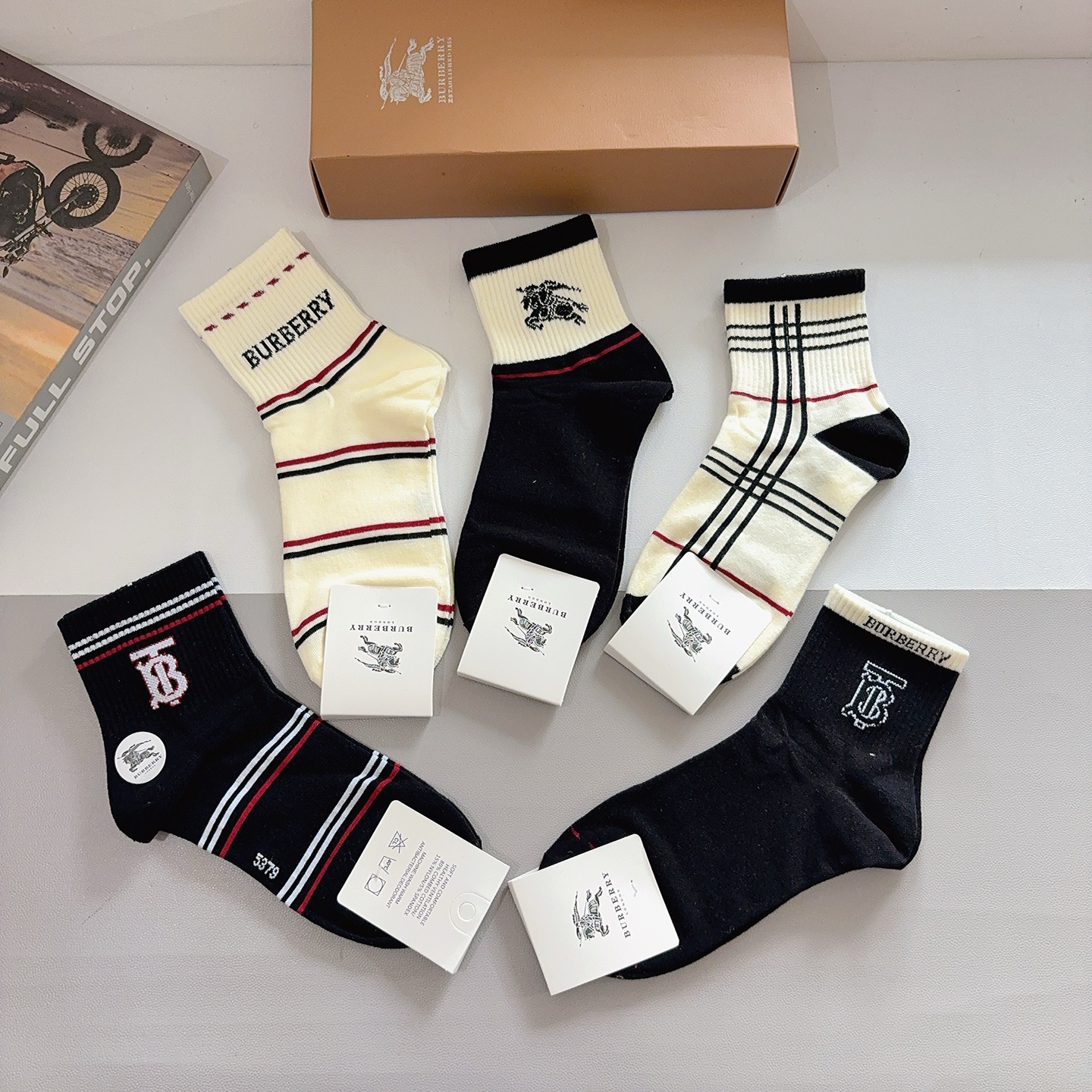 配包装（一盒5双） 🌟 BURBERRY 巴宝莉经典字母logo中筒袜子，个性时尚百搭款，！你值得拥有哦