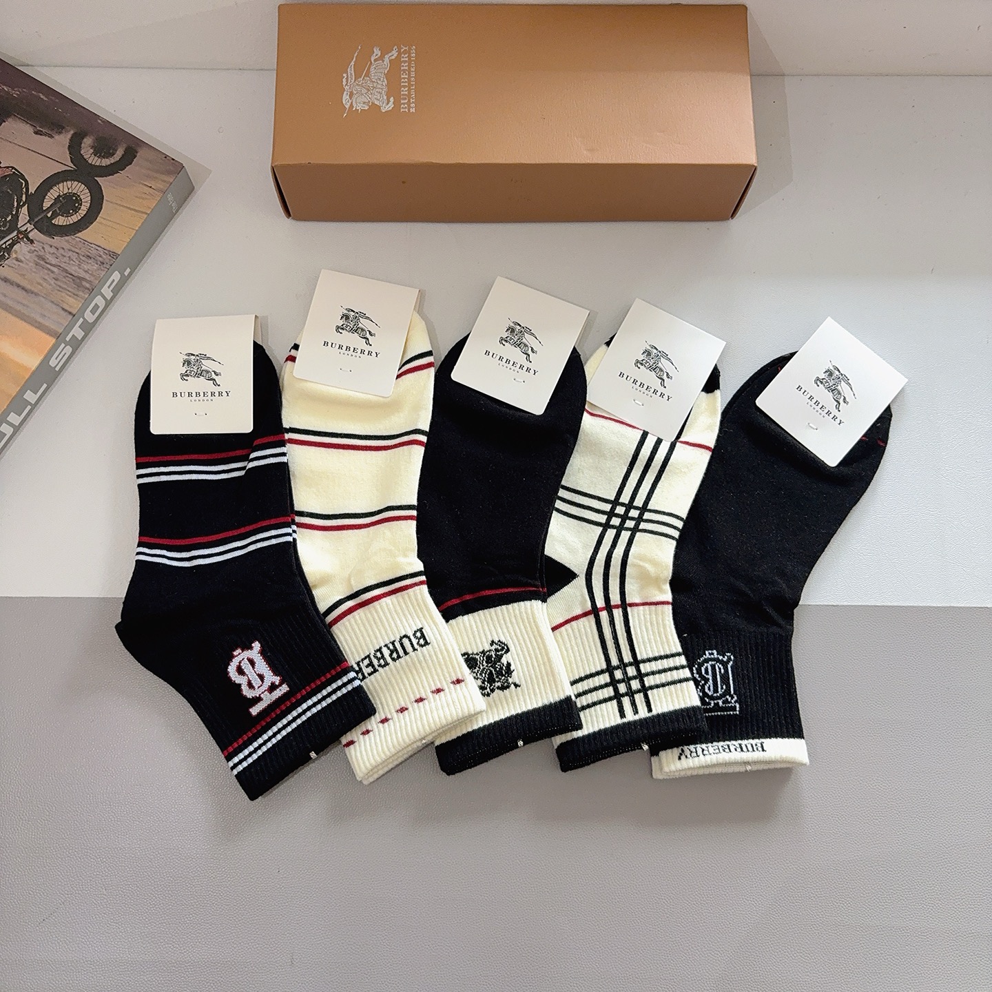 配包装（一盒5双） 🌟 BURBERRY 巴宝莉经典字母logo中筒袜子，个性时尚百搭款，！你值得拥有哦