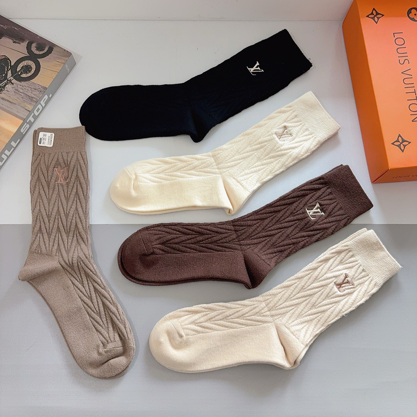 配包装【一盒5双】LV （路易威登）高版本刺绣羊绒长筒袜子🔥潮人必不可少的时尚专柜代购长筒袜子 ，超好搭